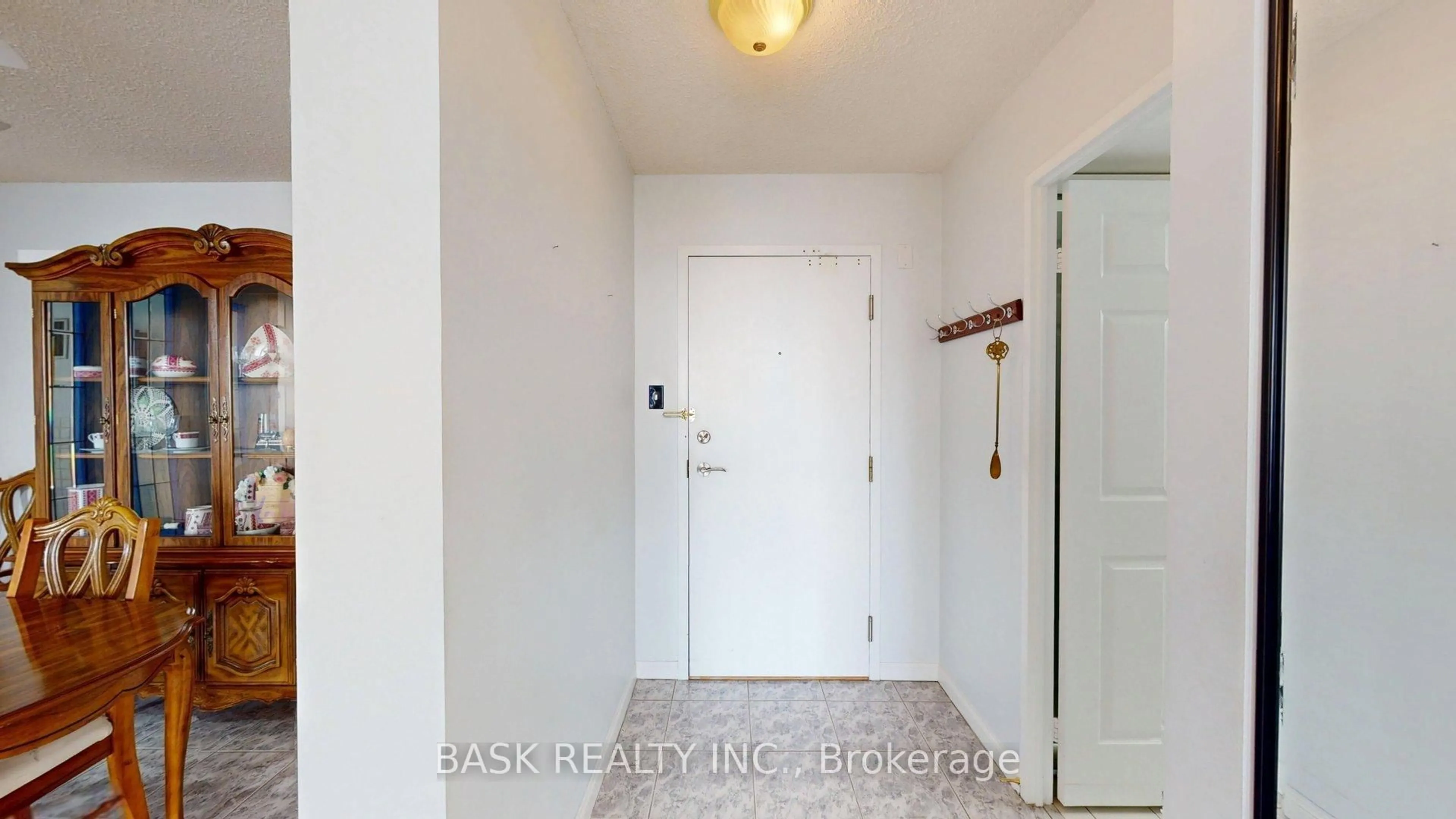 Indoor entryway for 12 Laurelcrest St #907, Brampton Ontario L6S 5Y4