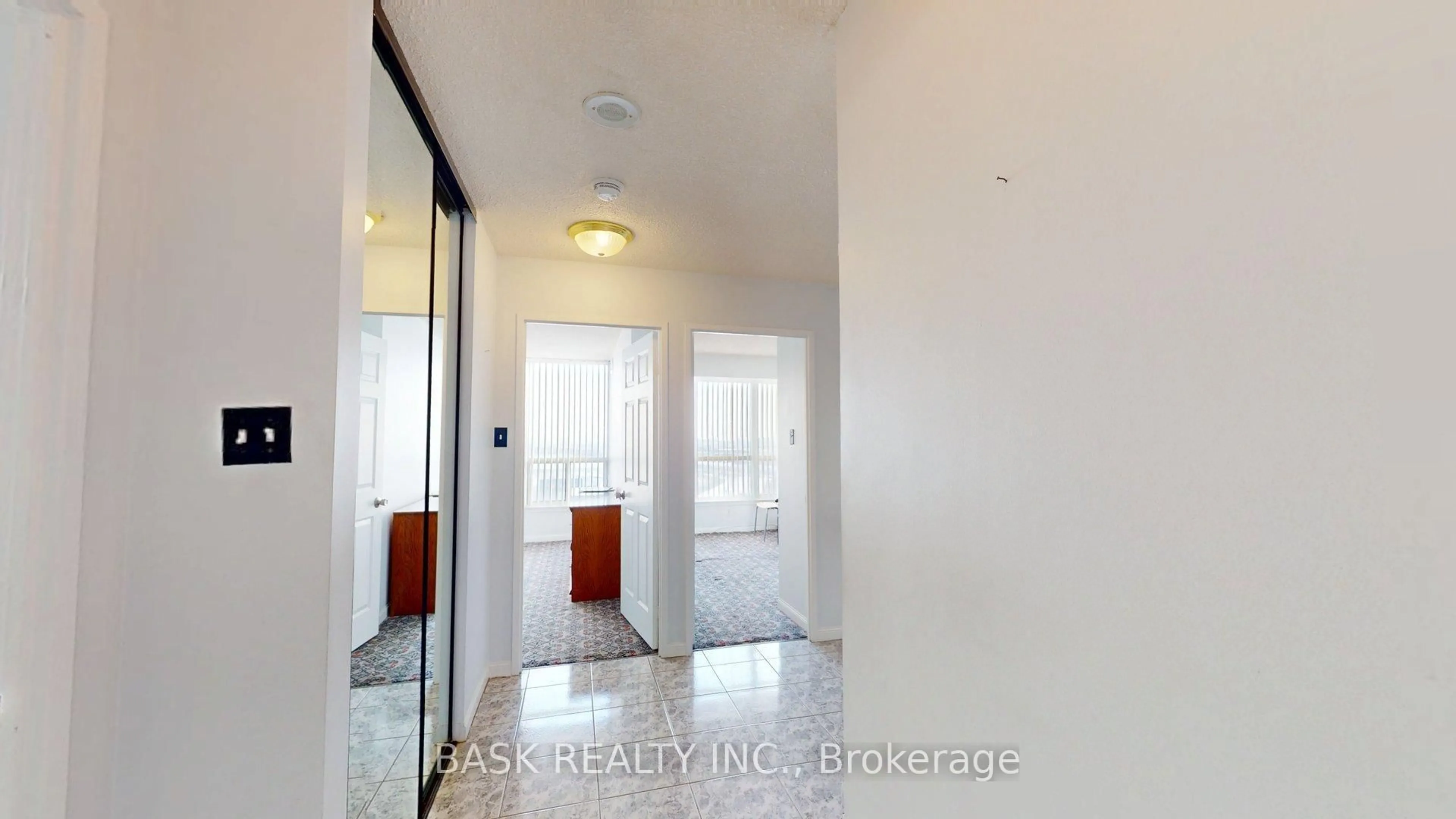 Indoor entryway for 12 Laurelcrest St #907, Brampton Ontario L6S 5Y4