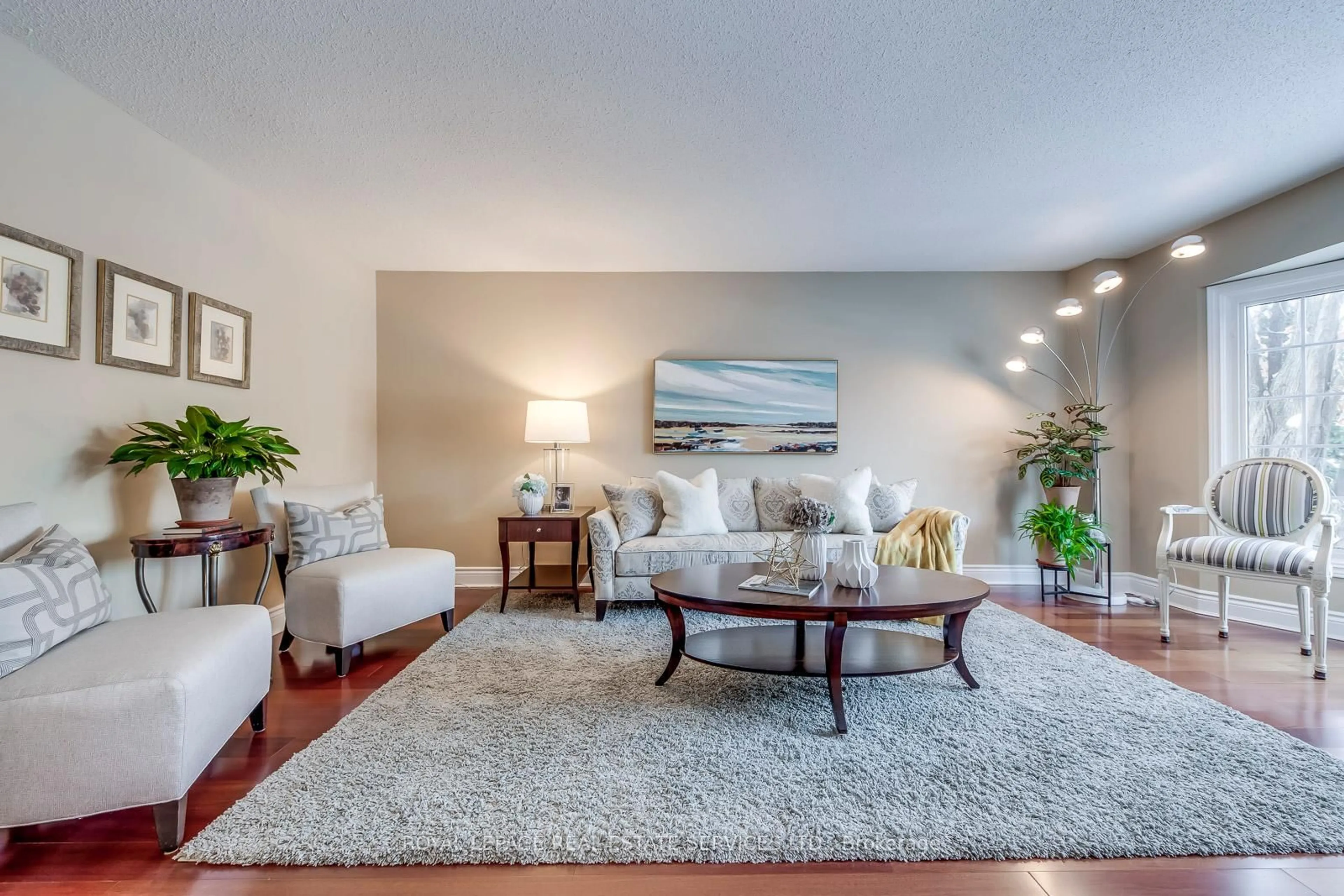Living room with furniture, carpet floor for 1149 Windrush Dr, Oakville Ontario L6M 1S9