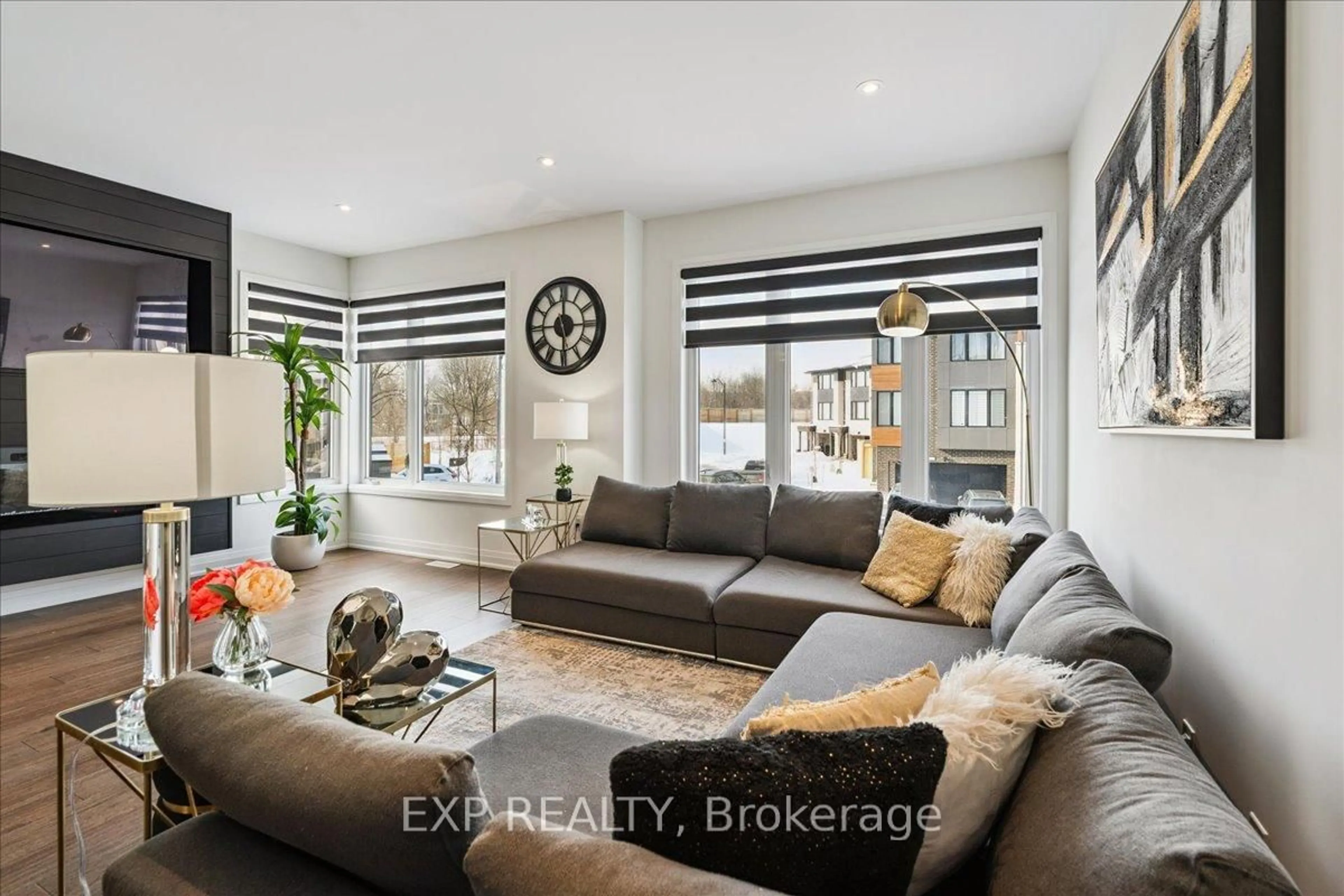 Living room with furniture, unknown for 29 Briar Crt, Halton Hills Ontario L7G 0P5