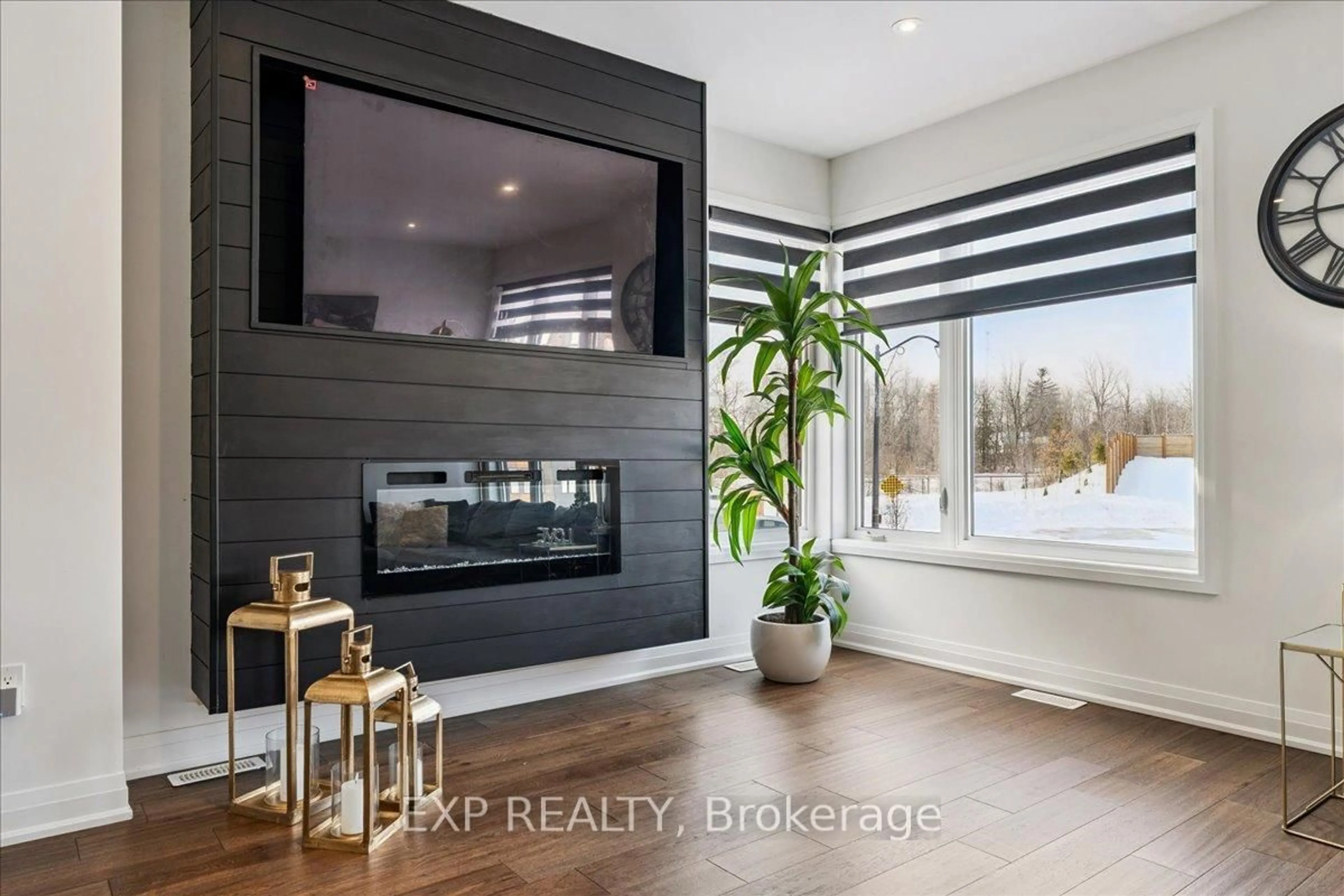 Indoor entryway for 29 Briar Crt, Halton Hills Ontario L7G 0P5