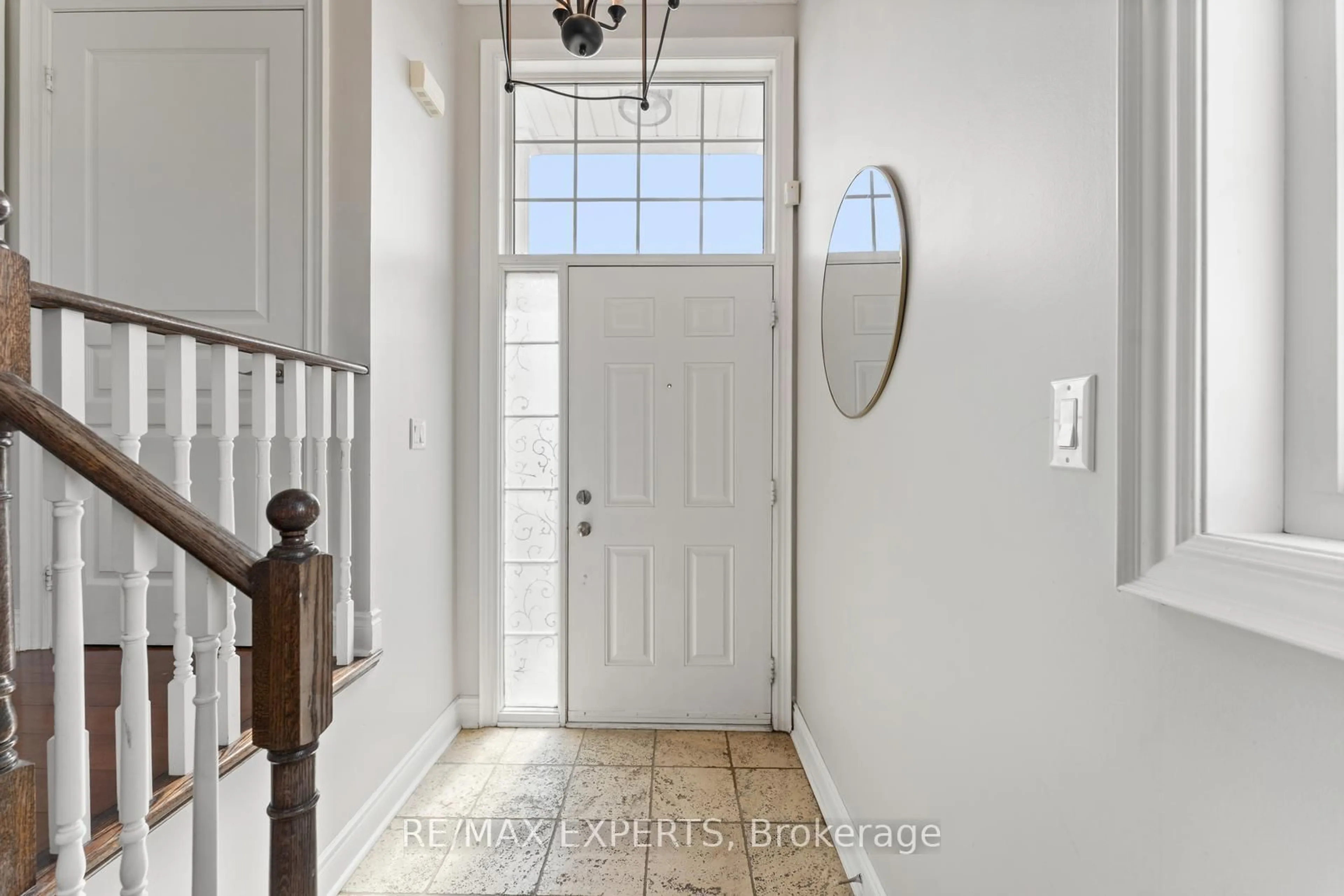 Indoor entryway for 134 Rolling Hills Lane, Caledon Ontario L7E 4E1