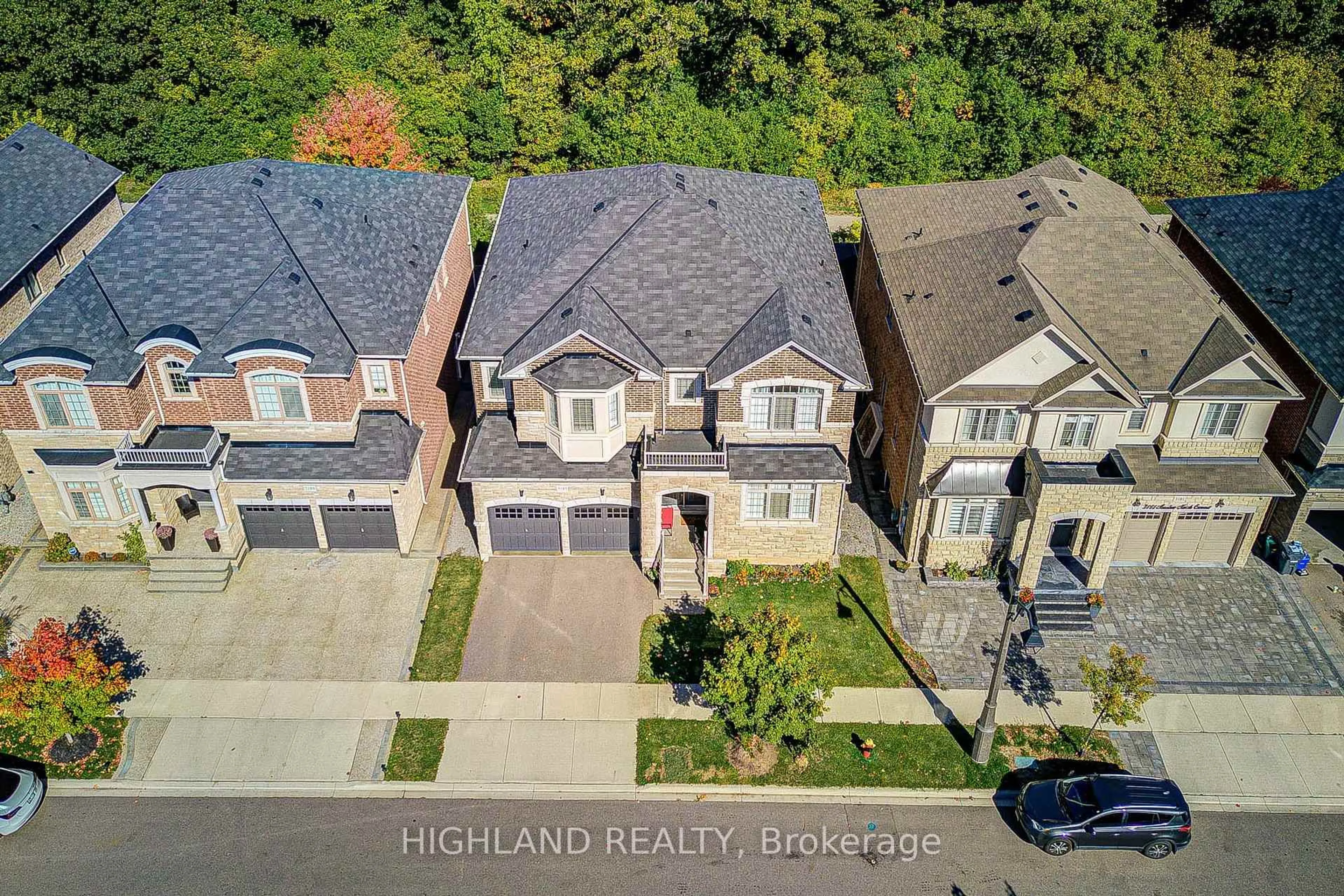 A pic from outside/outdoor area/front of a property/back of a property/a pic from drone, street for 3185 Meadow Marsh Cres, Oakville Ontario L6H 0T6