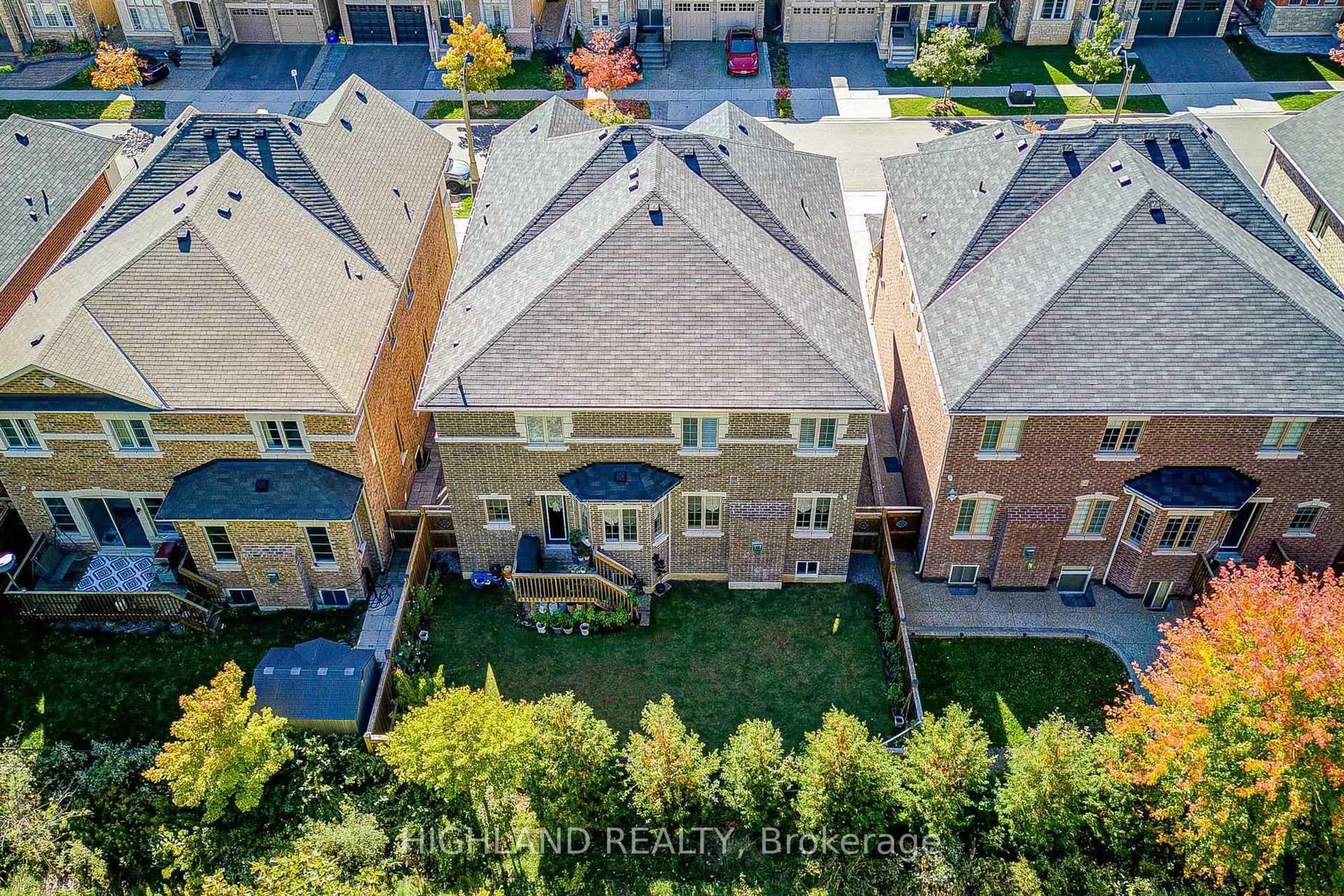 A pic from outside/outdoor area/front of a property/back of a property/a pic from drone, city buildings view from balcony for 3185 Meadow Marsh Cres, Oakville Ontario L6H 0T6