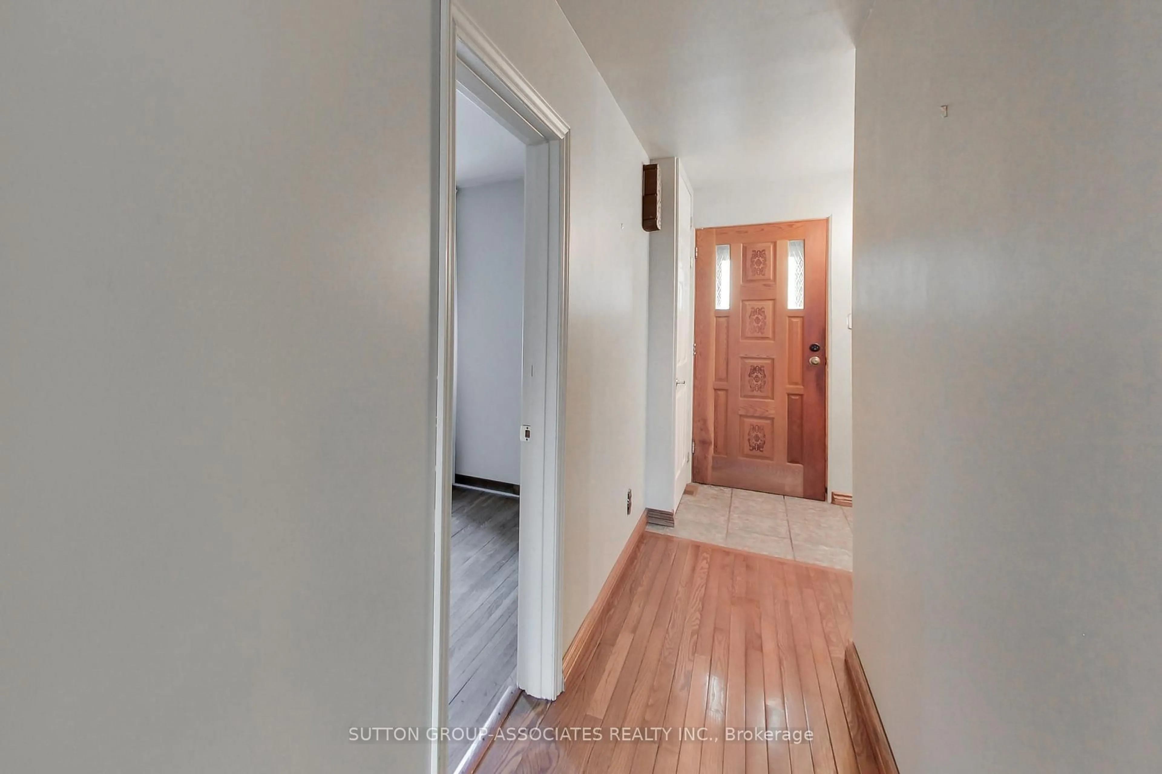 Indoor entryway for 683 Glengrove Ave, Toronto Ontario M6B 2J2