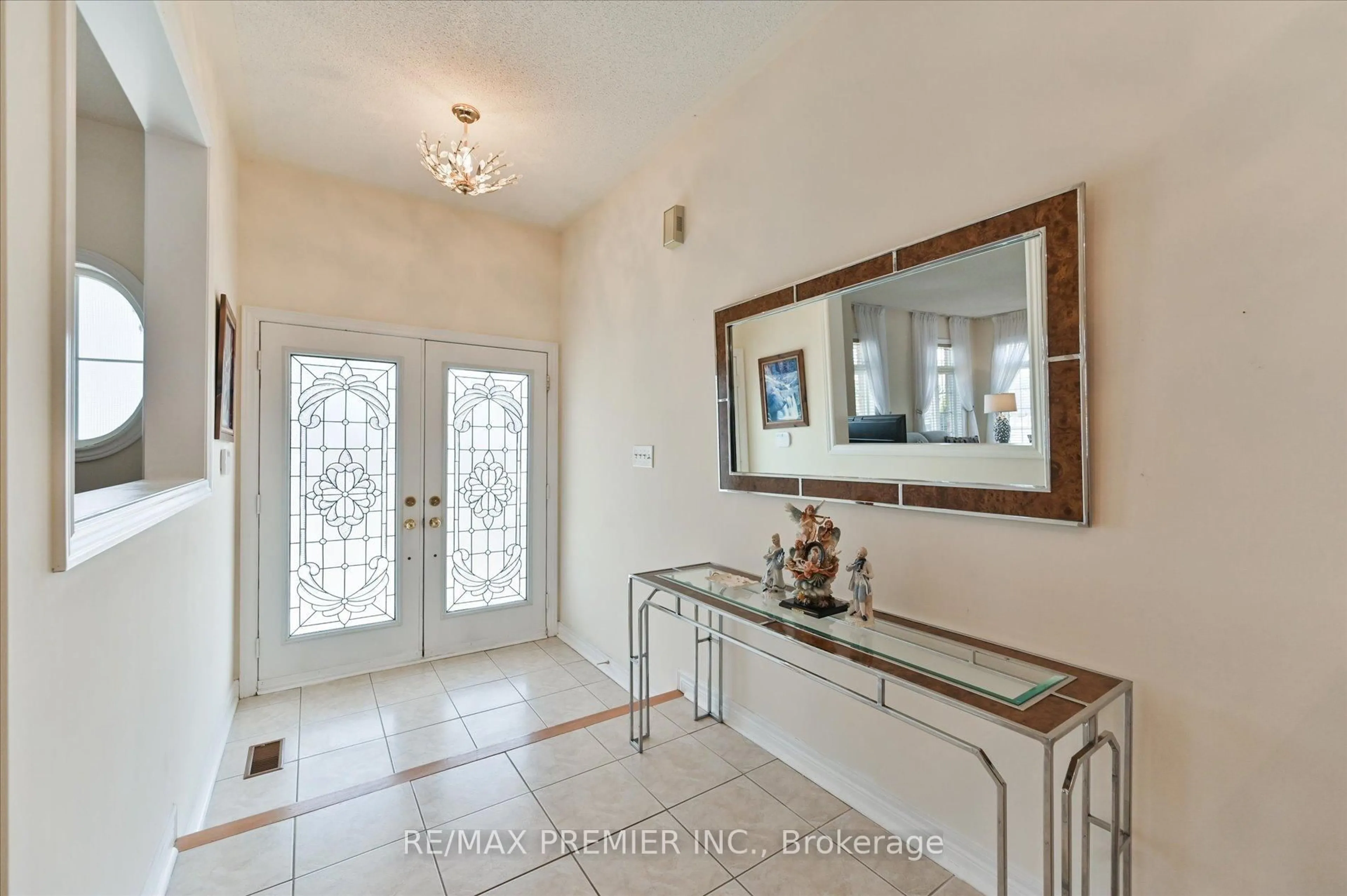 Indoor entryway for 10 Leparc Rd, Brampton Ontario L6P 1X9