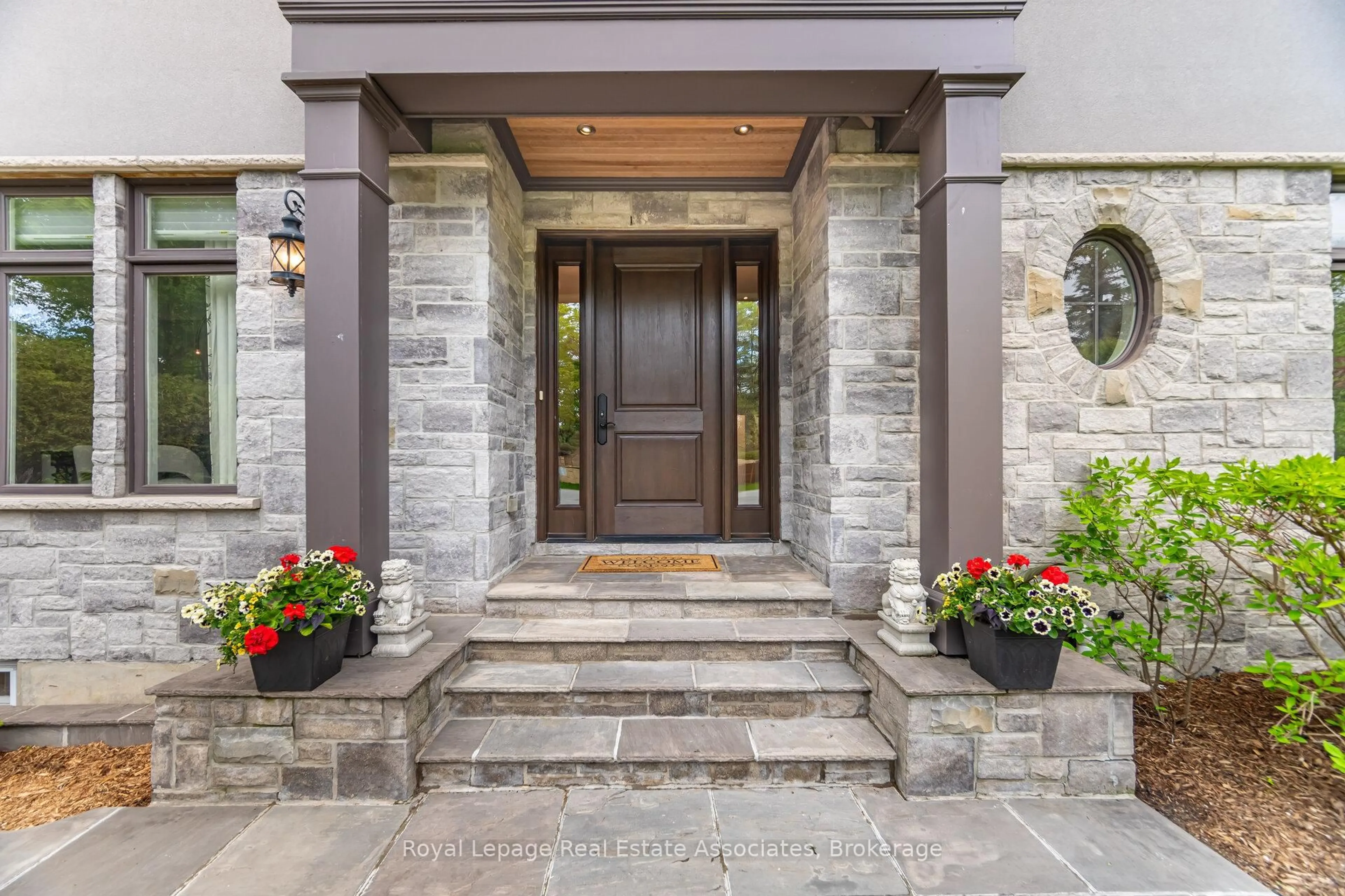 Indoor entryway for 157 Dianne Ave, Oakville Ontario L6J 4G8