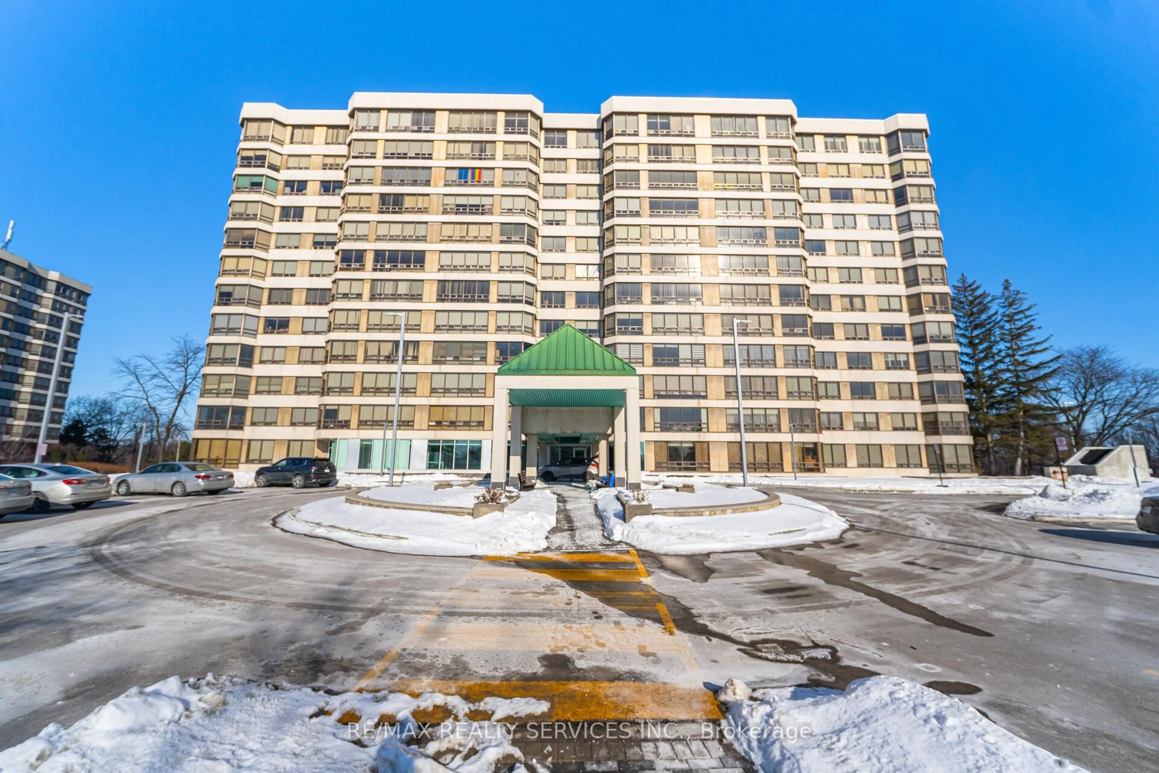 Indoor foyer for 320 Mill St #302, Brampton Ontario L6Y 3V2