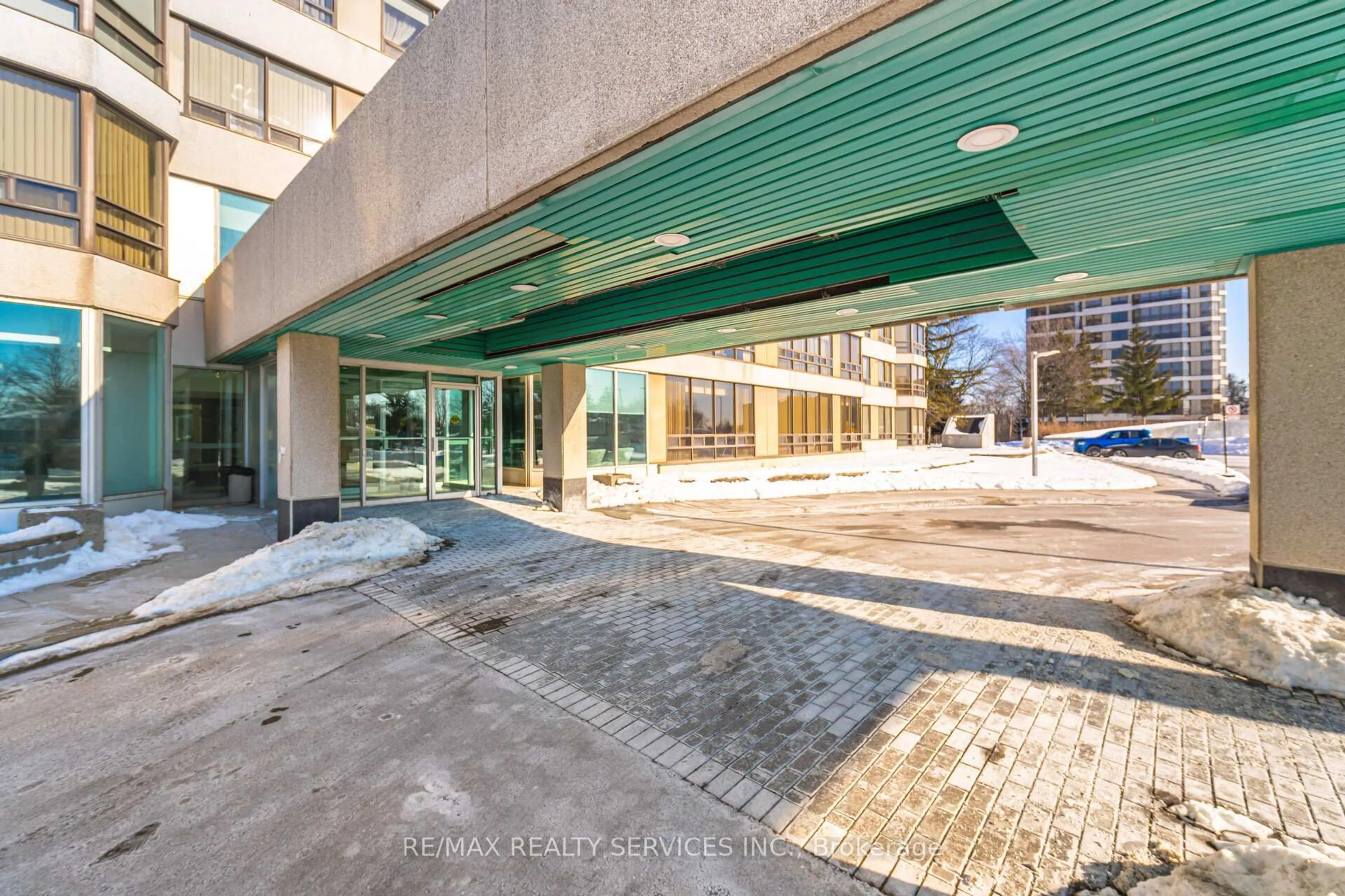 Indoor foyer for 320 Mill St #302, Brampton Ontario L6Y 3V2