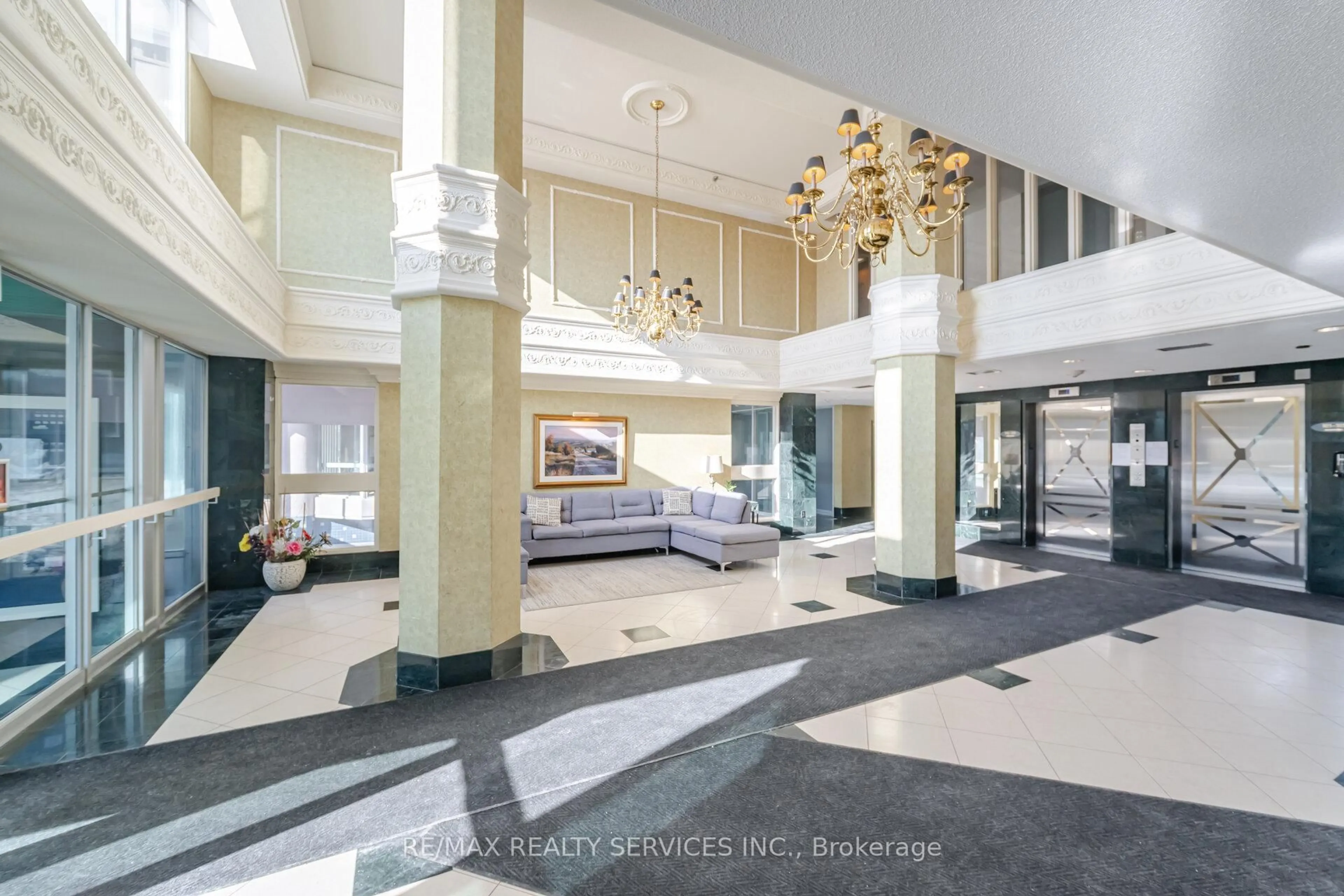 Lobby for 320 Mill St #302, Brampton Ontario L6Y 3V2
