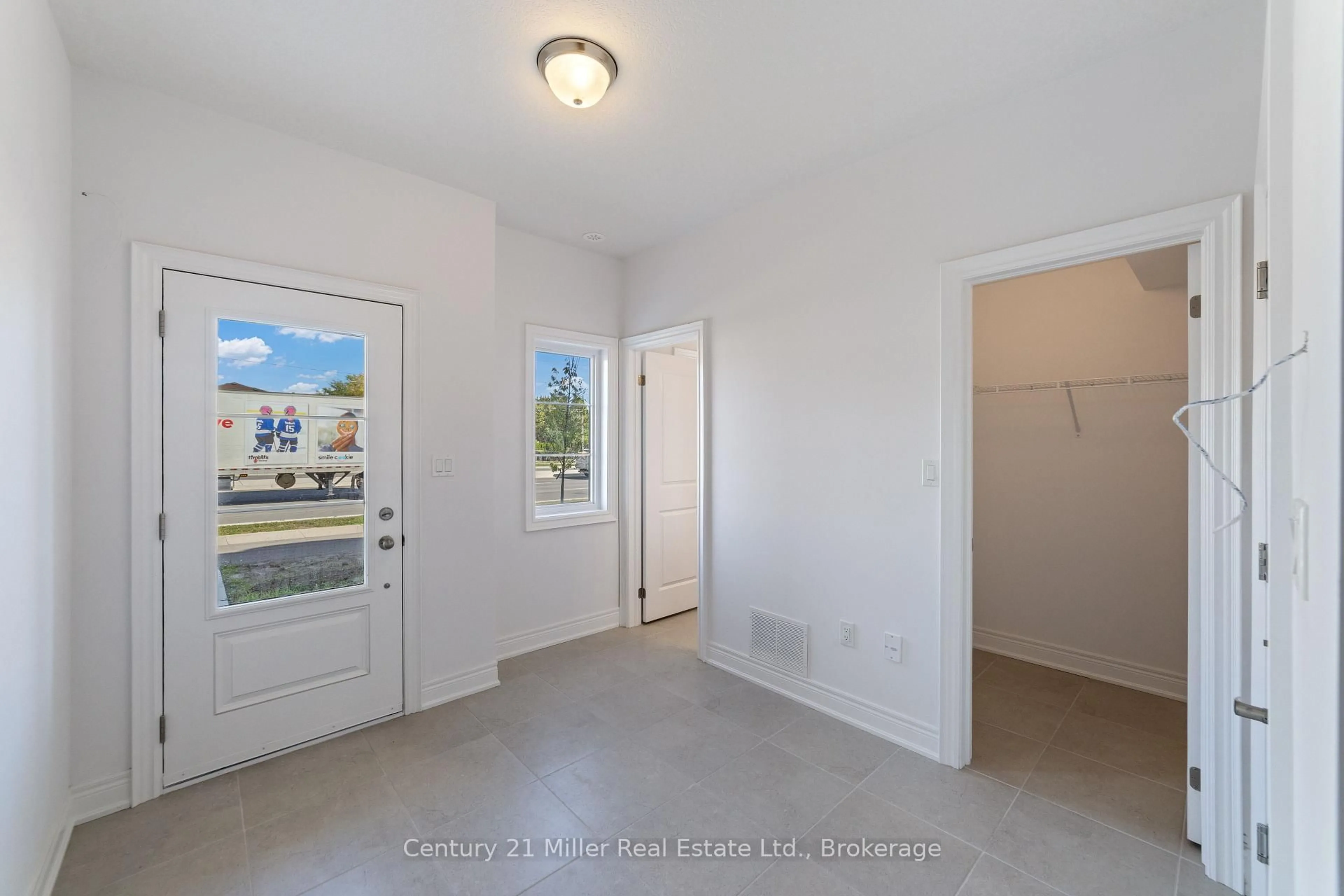 Indoor entryway for 2150 Trafalgar Rd #56, Oakville Ontario L6H 8A5