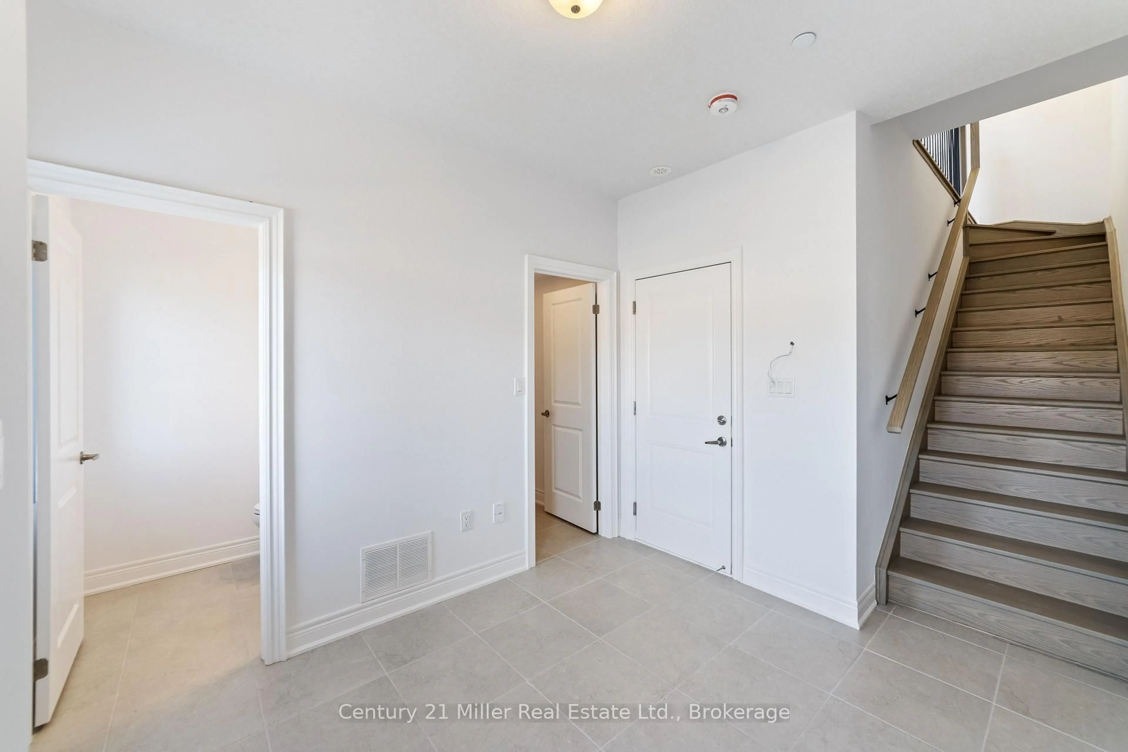Indoor entryway for 2150 Trafalgar Rd #56, Oakville Ontario L6H 8A5