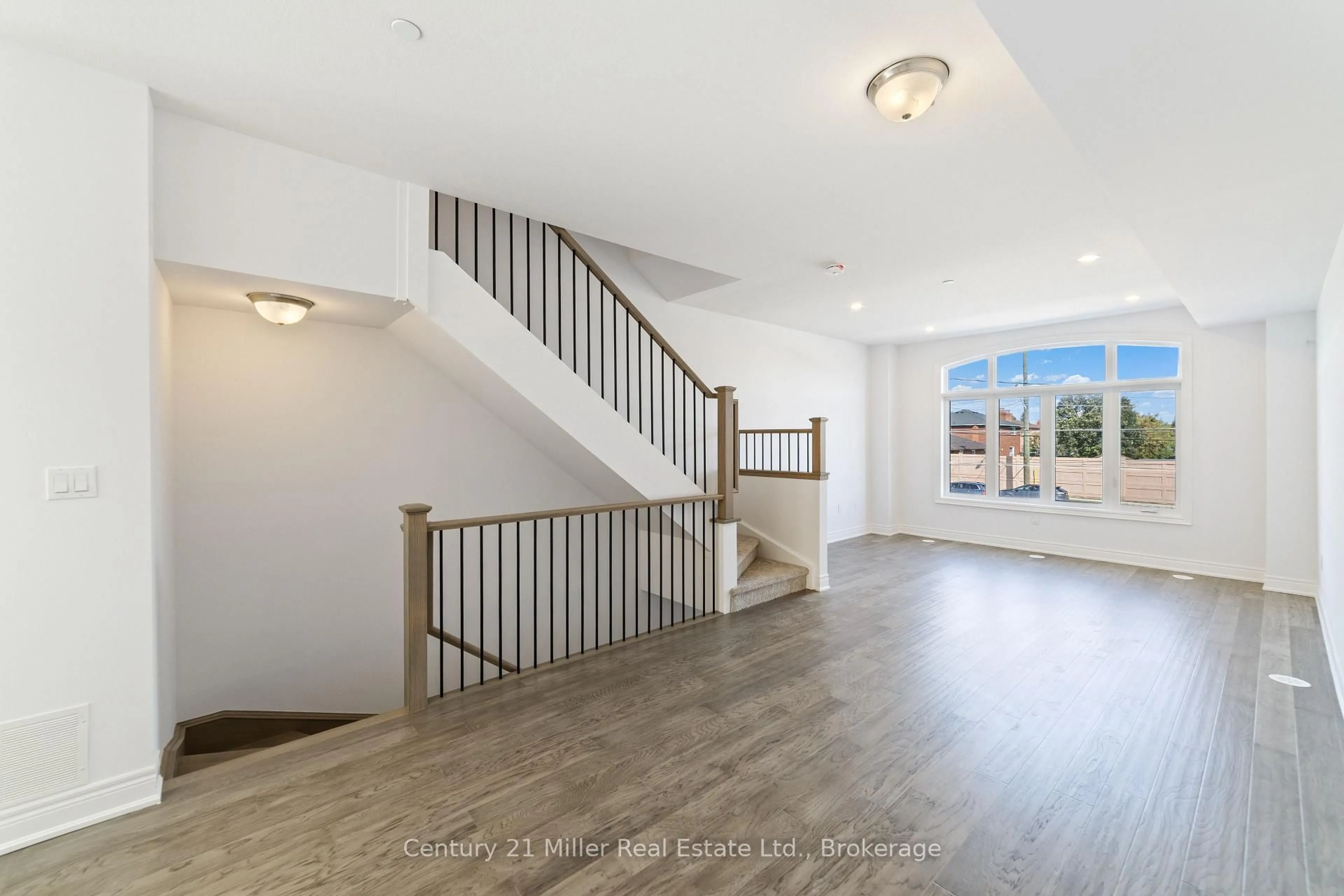 Indoor entryway for 2150 Trafalgar Rd #56, Oakville Ontario L6H 8A5