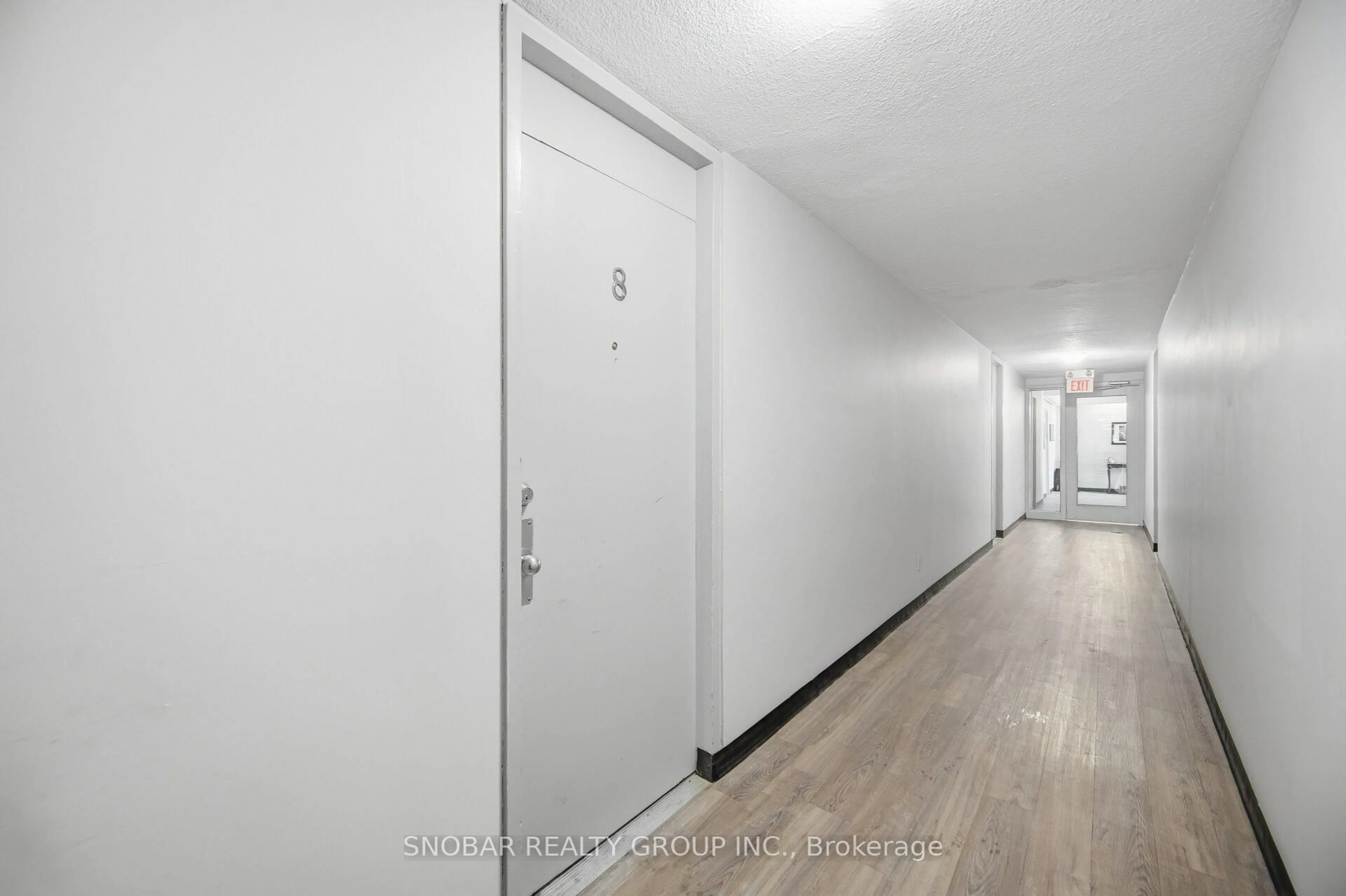 Indoor foyer for 3308 The Credit Woodlands #8, Mississauga Ontario L5C 2J8