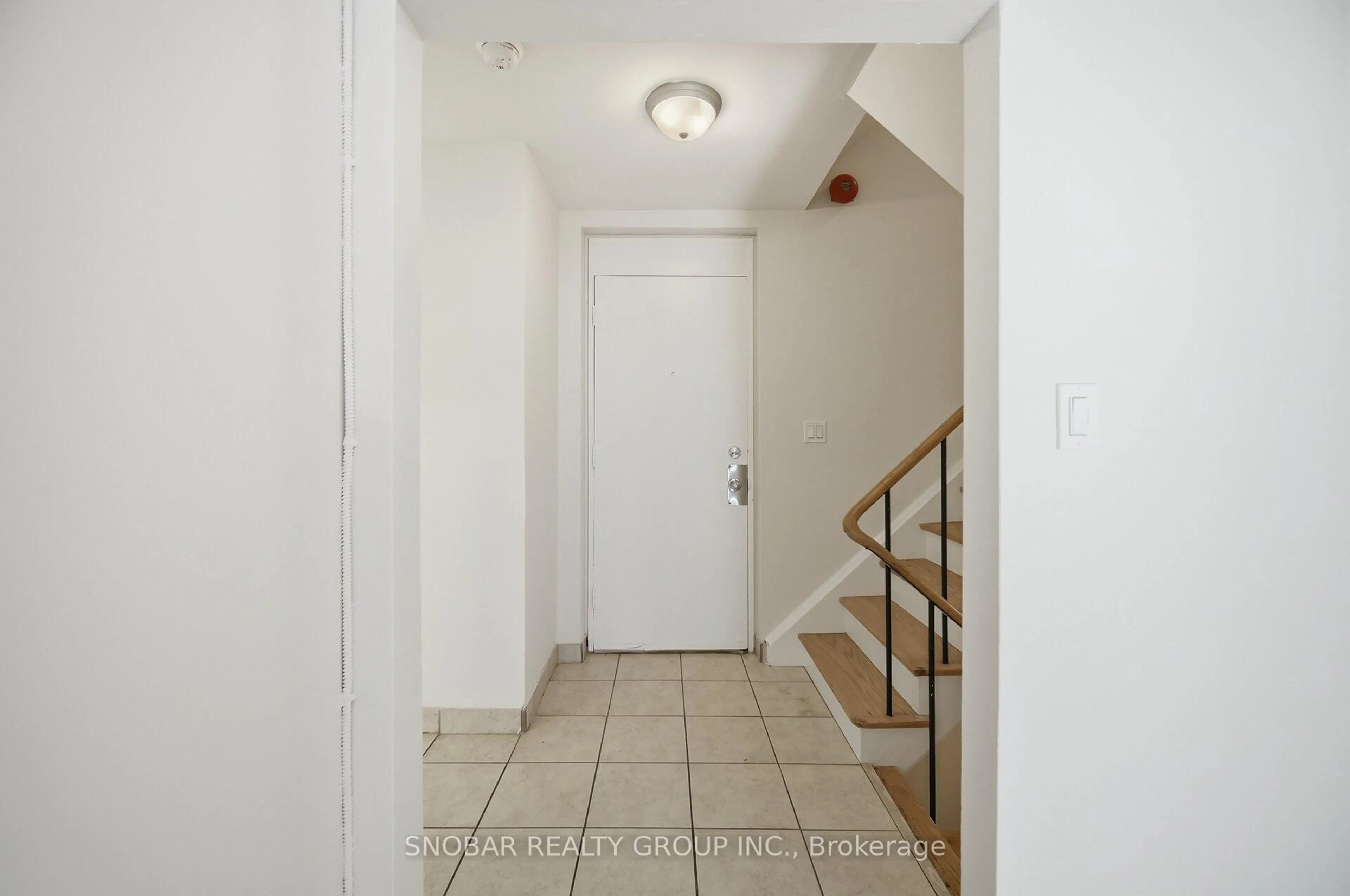 Indoor entryway for 3308 The Credit Woodlands #8, Mississauga Ontario L5C 2J8