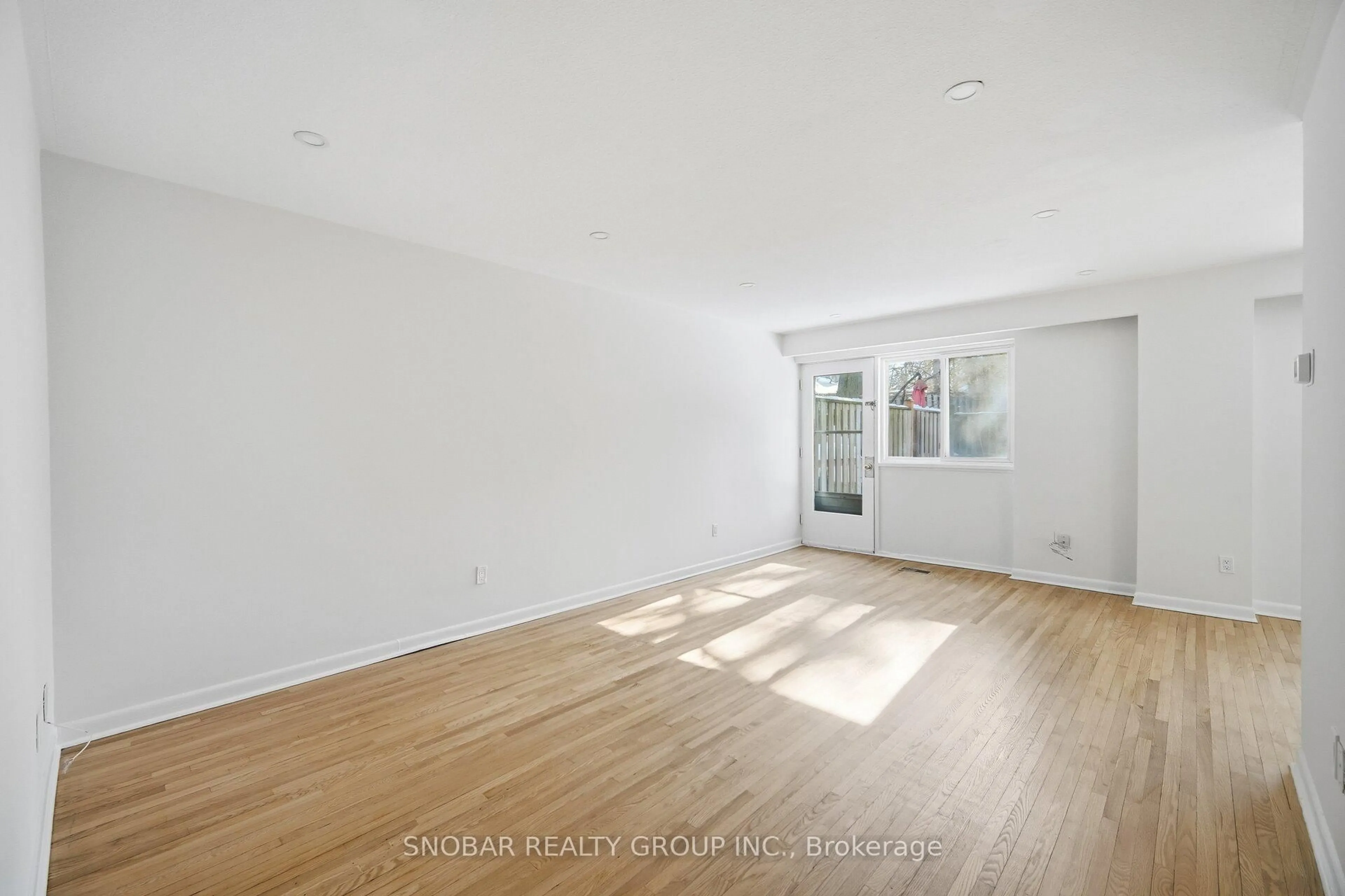 A pic of a room for 3308 The Credit Woodlands #8, Mississauga Ontario L5C 2J8