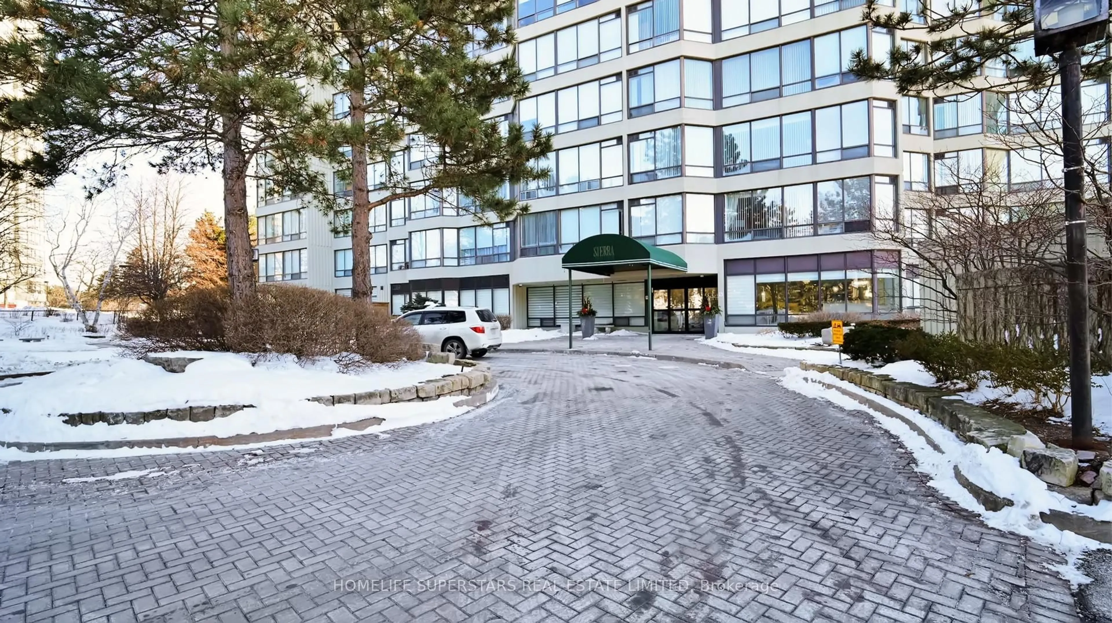 Indoor foyer for 26 Hanover Rd ##301, Brampton Ontario L6S 4T2