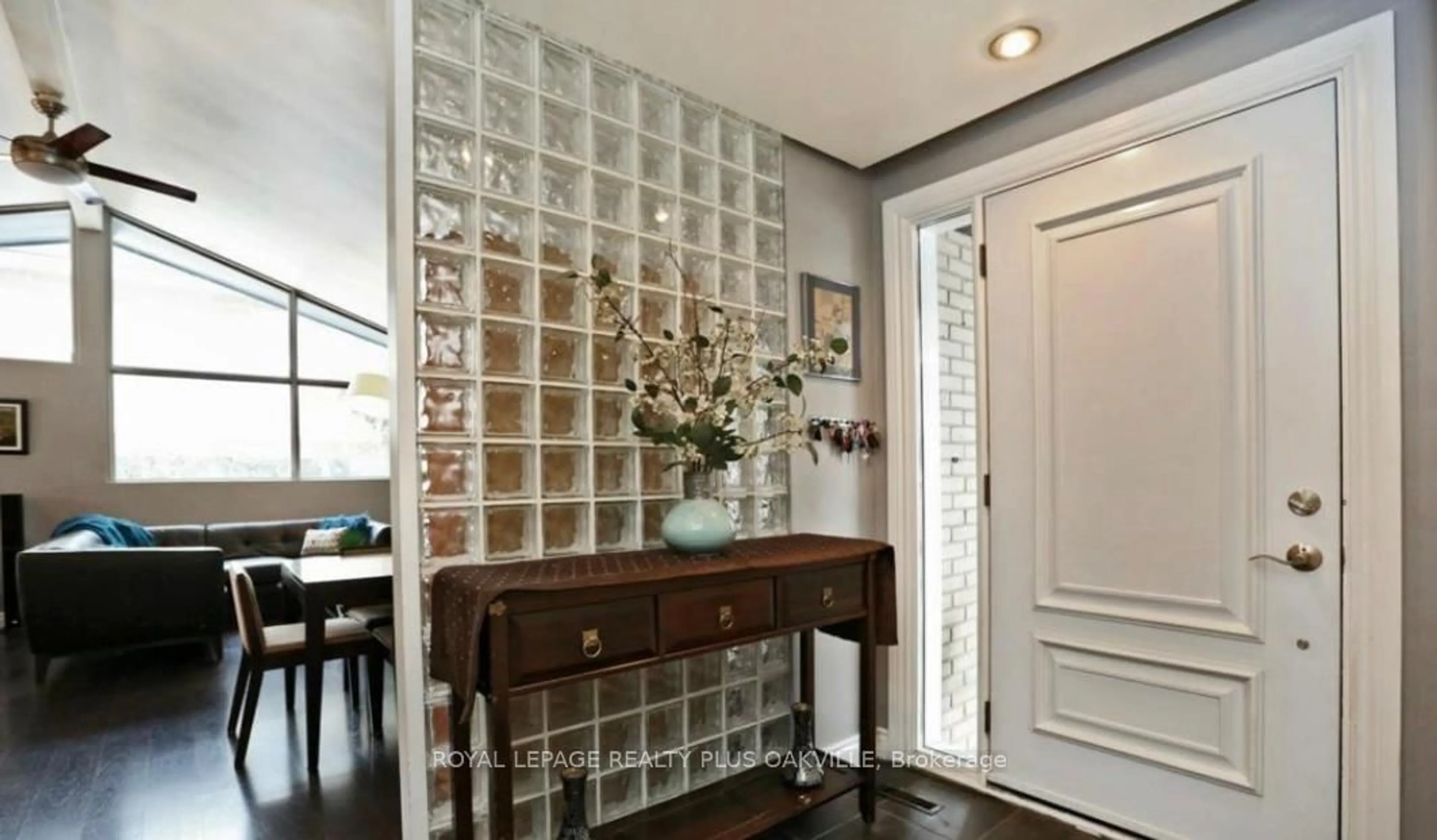 Indoor entryway for 1065 Bomorda Dr, Oakville Ontario L6H 1Y3