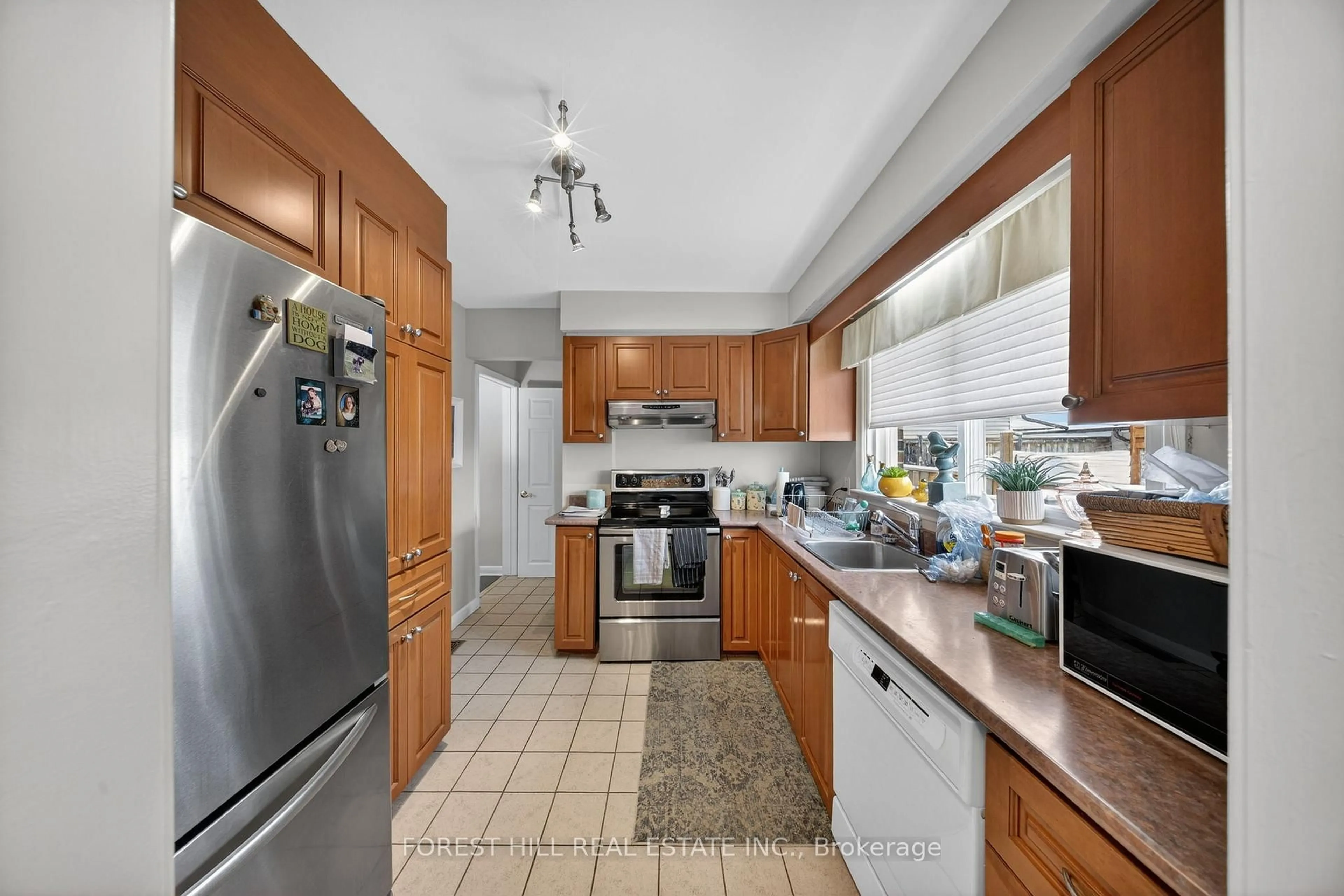 Standard kitchen, ceramic/tile floor for 76 Kanarick Cres, Toronto Ontario M3L 1P4