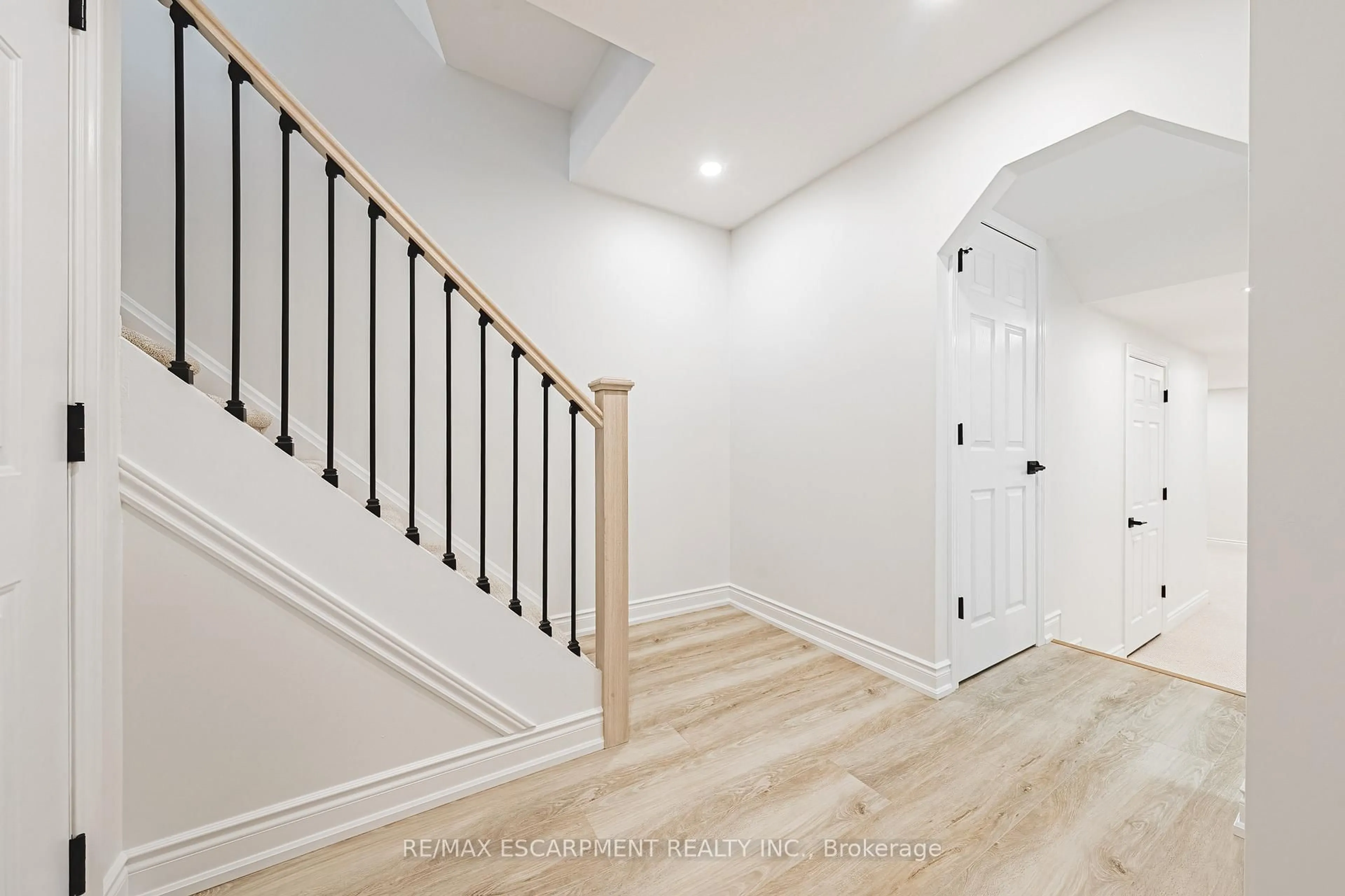 Unknown for 895 Maple Ave #101, Burlington Ontario L7S 2H7