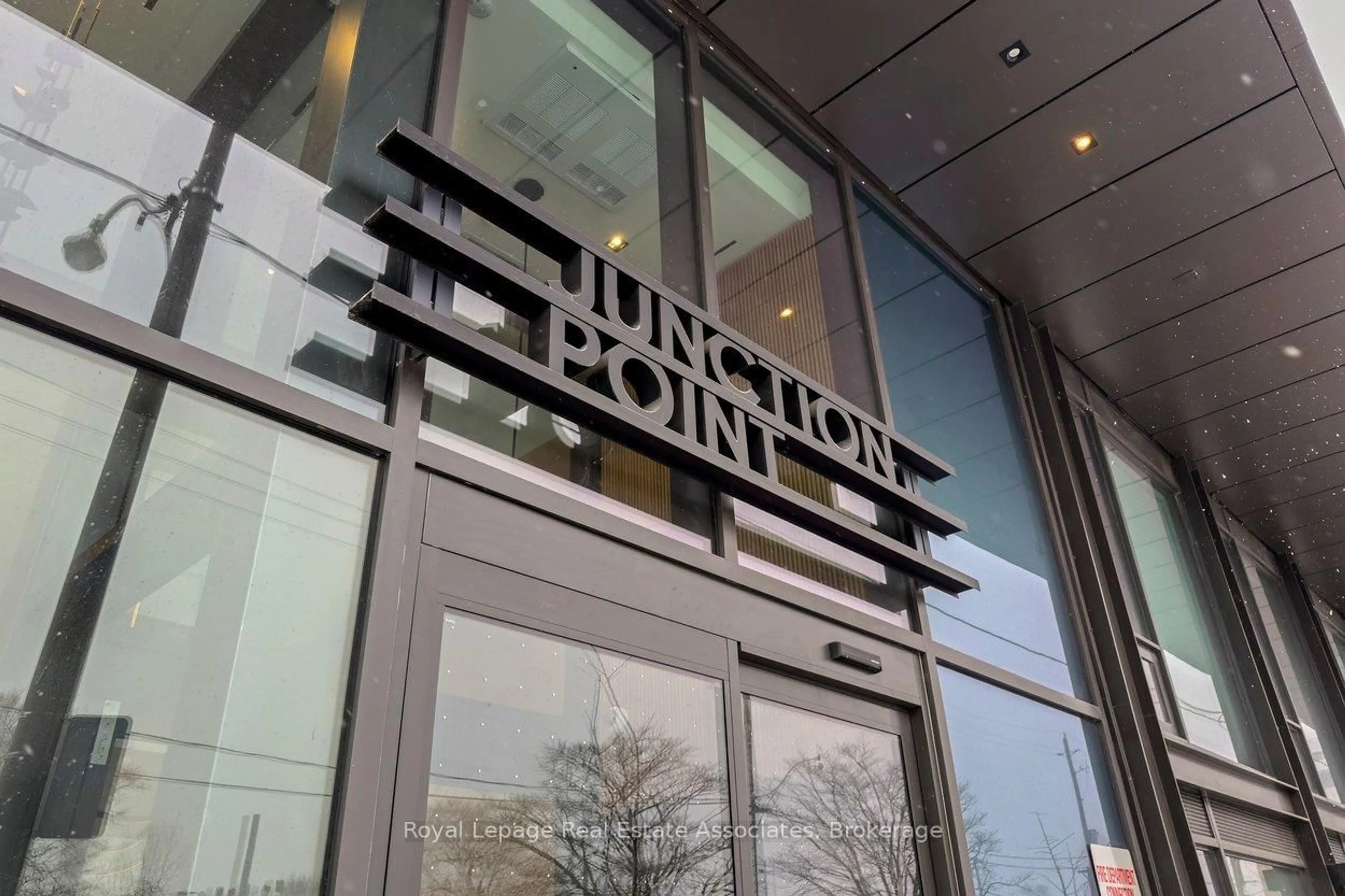 Indoor foyer for 2625 Dundas St #409, Toronto Ontario M6P 0C5