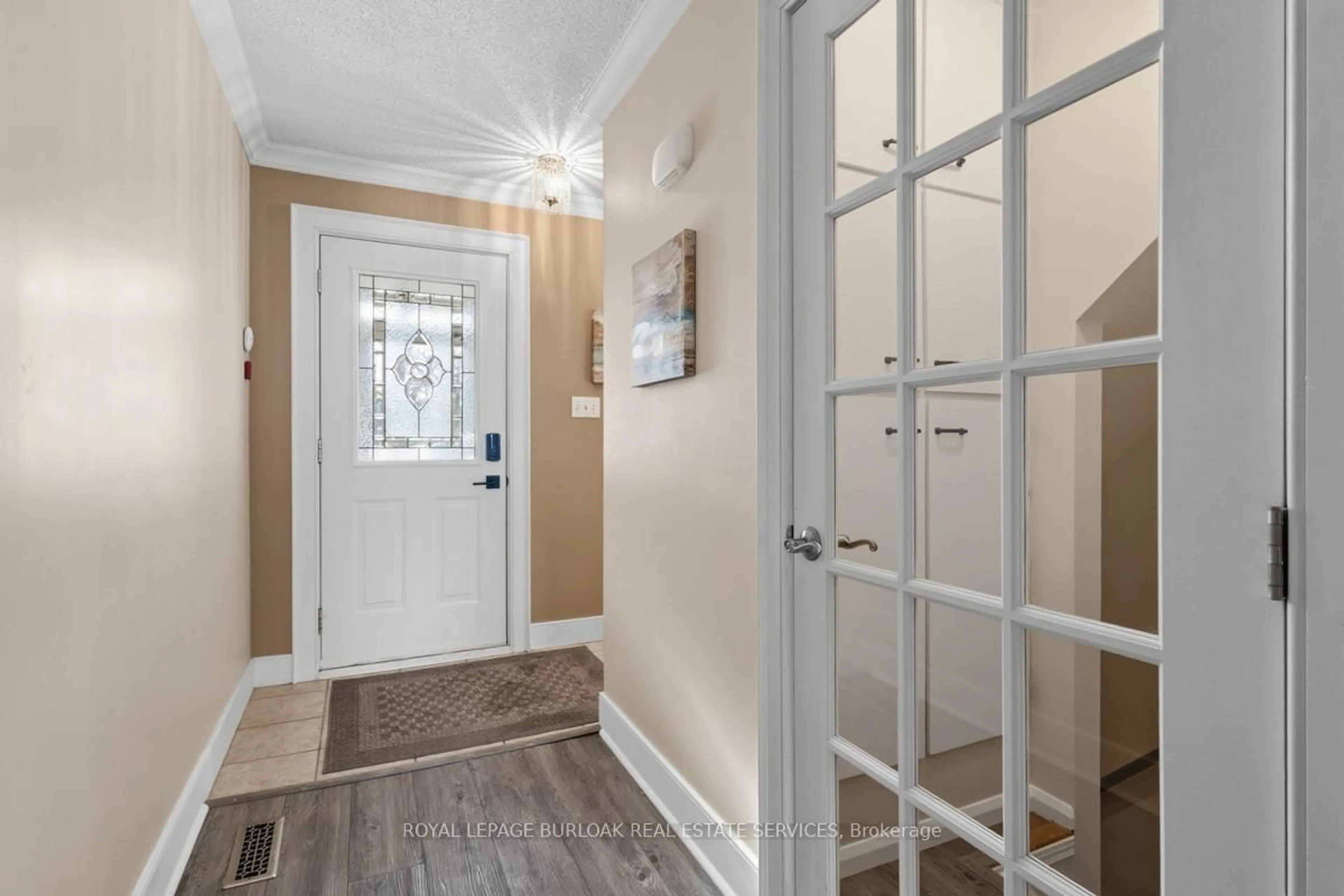 Indoor entryway for 479 Woodview Rd #6, Burlington Ontario L7N 2Z9