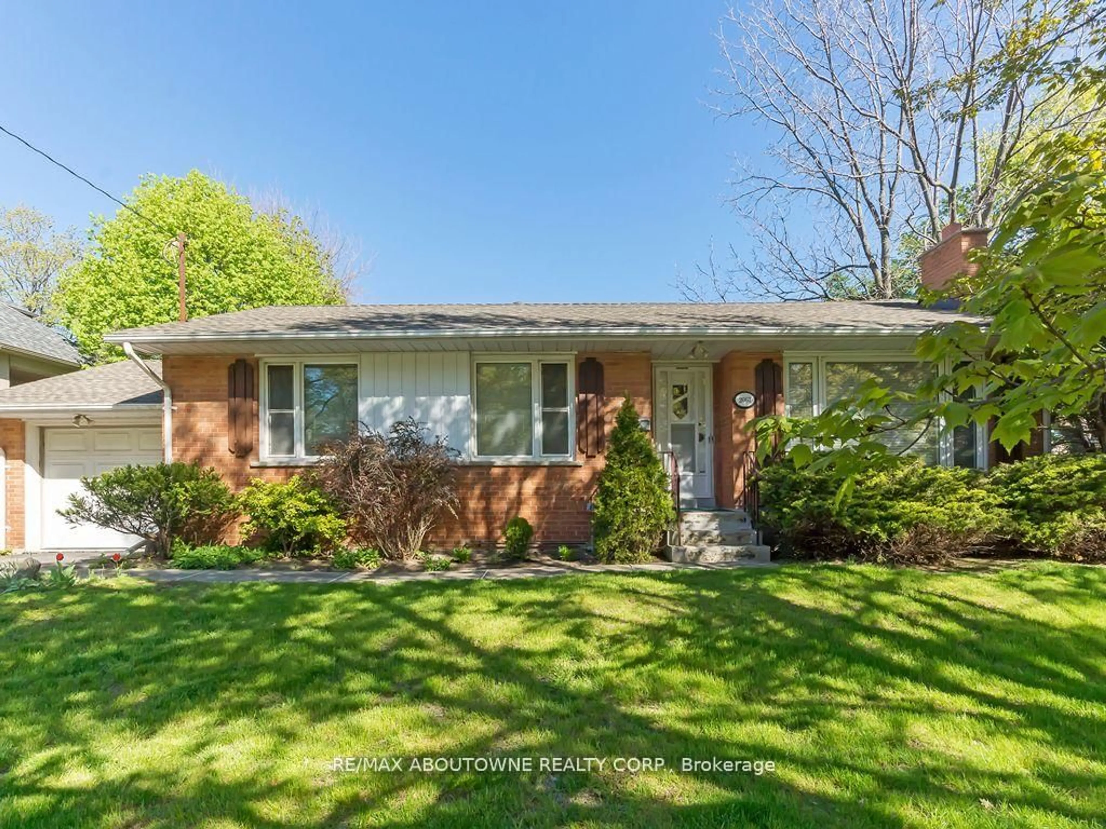 Home with brick exterior material, street for 2067 DEVON Rd, Oakville Ontario L6J 2N1
