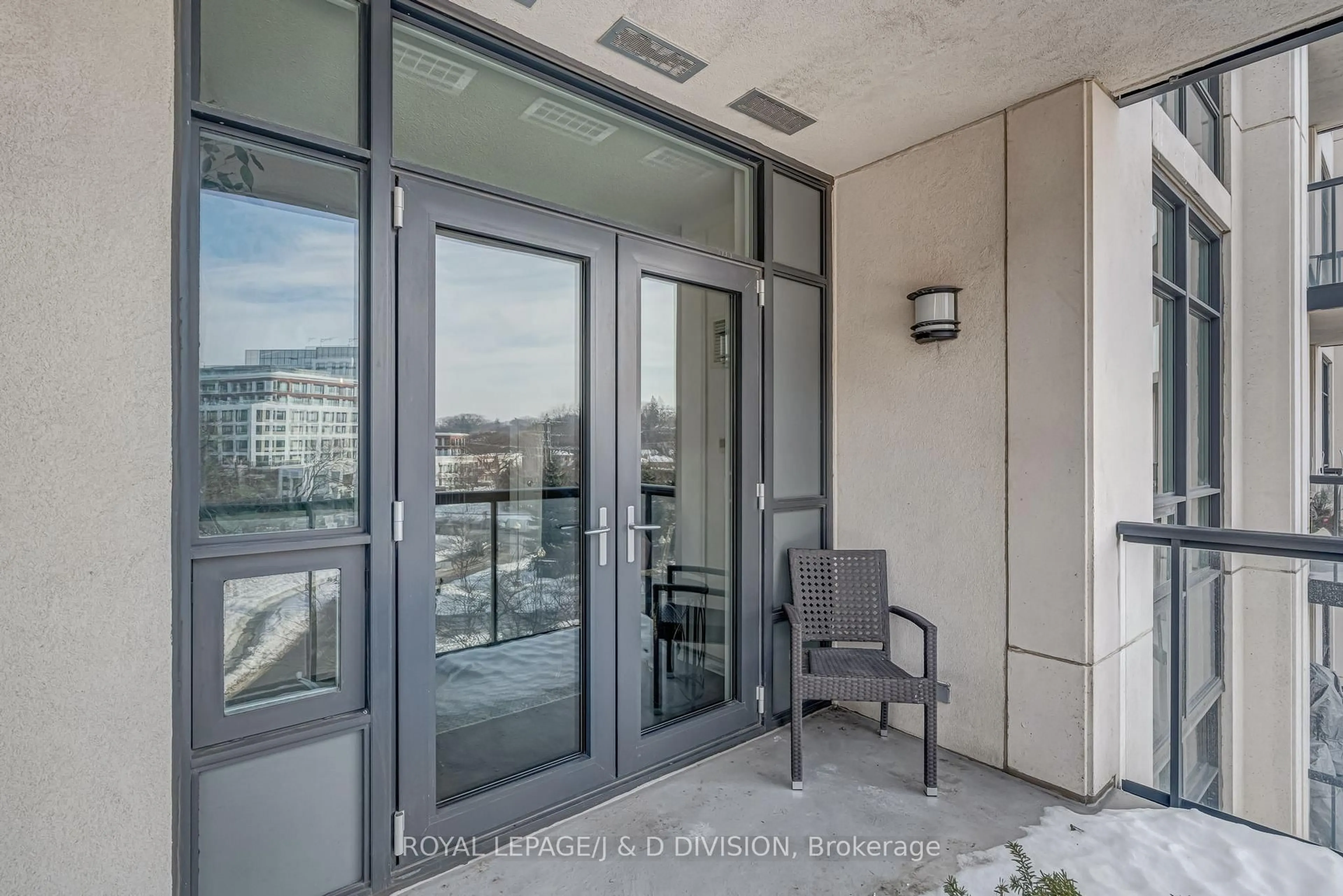 Indoor foyer for 1135 Royal York Rd #413, Toronto Ontario M9A 0C3