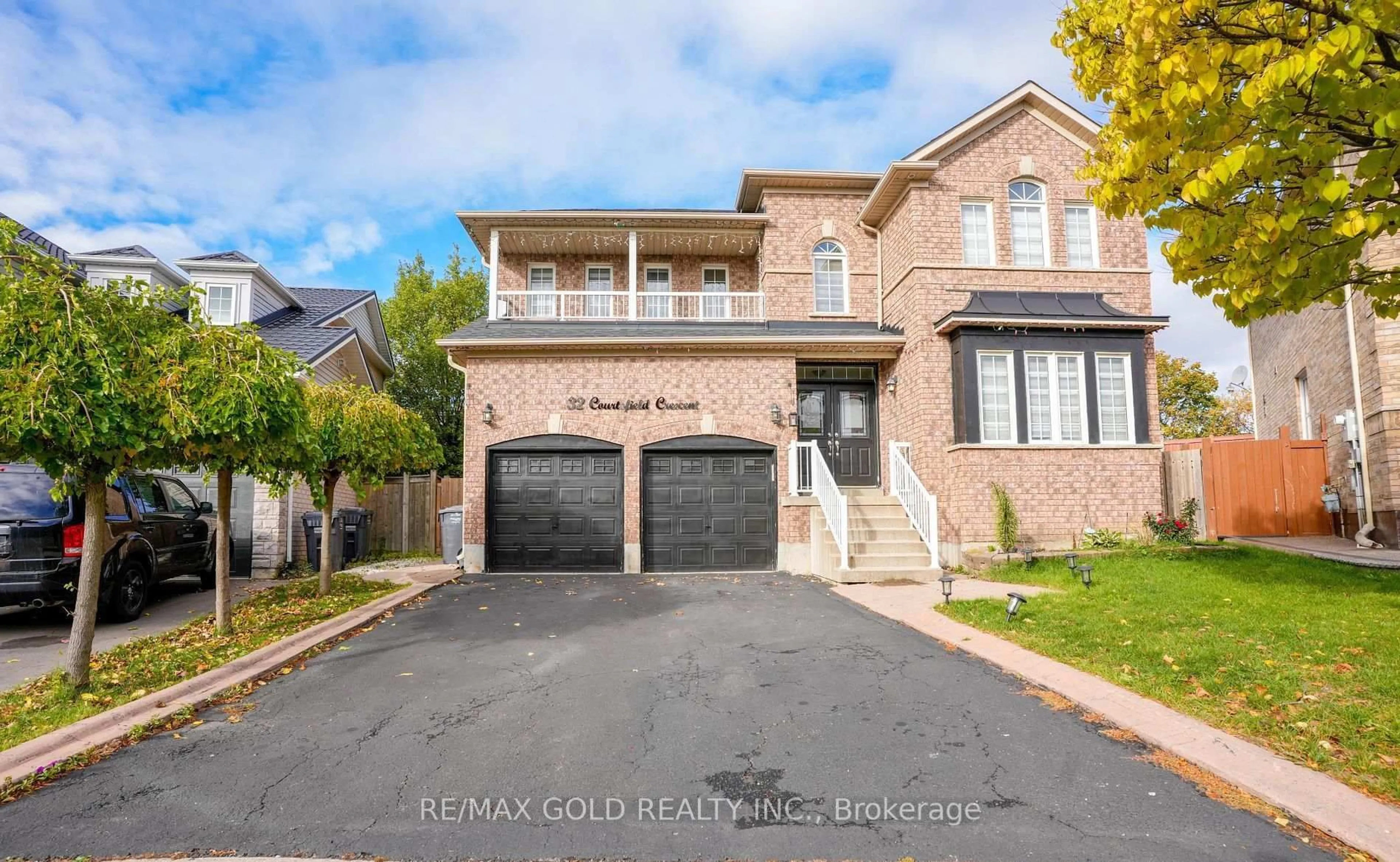 Home with brick exterior material, street for 32 Courtsfield Cres, Brampton Ontario L7A 2E2