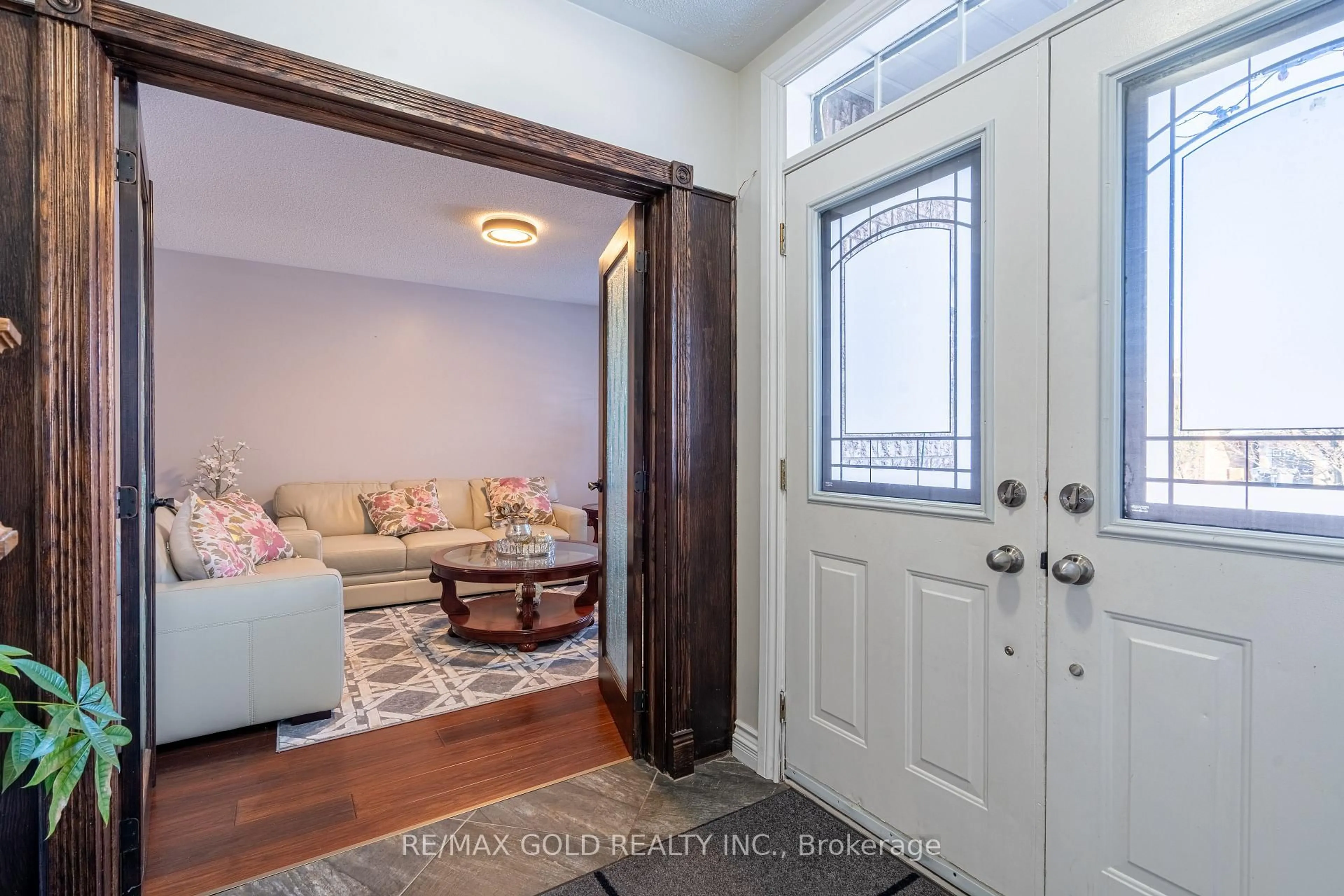 Indoor entryway for 32 Courtsfield Cres, Brampton Ontario L7A 2E2