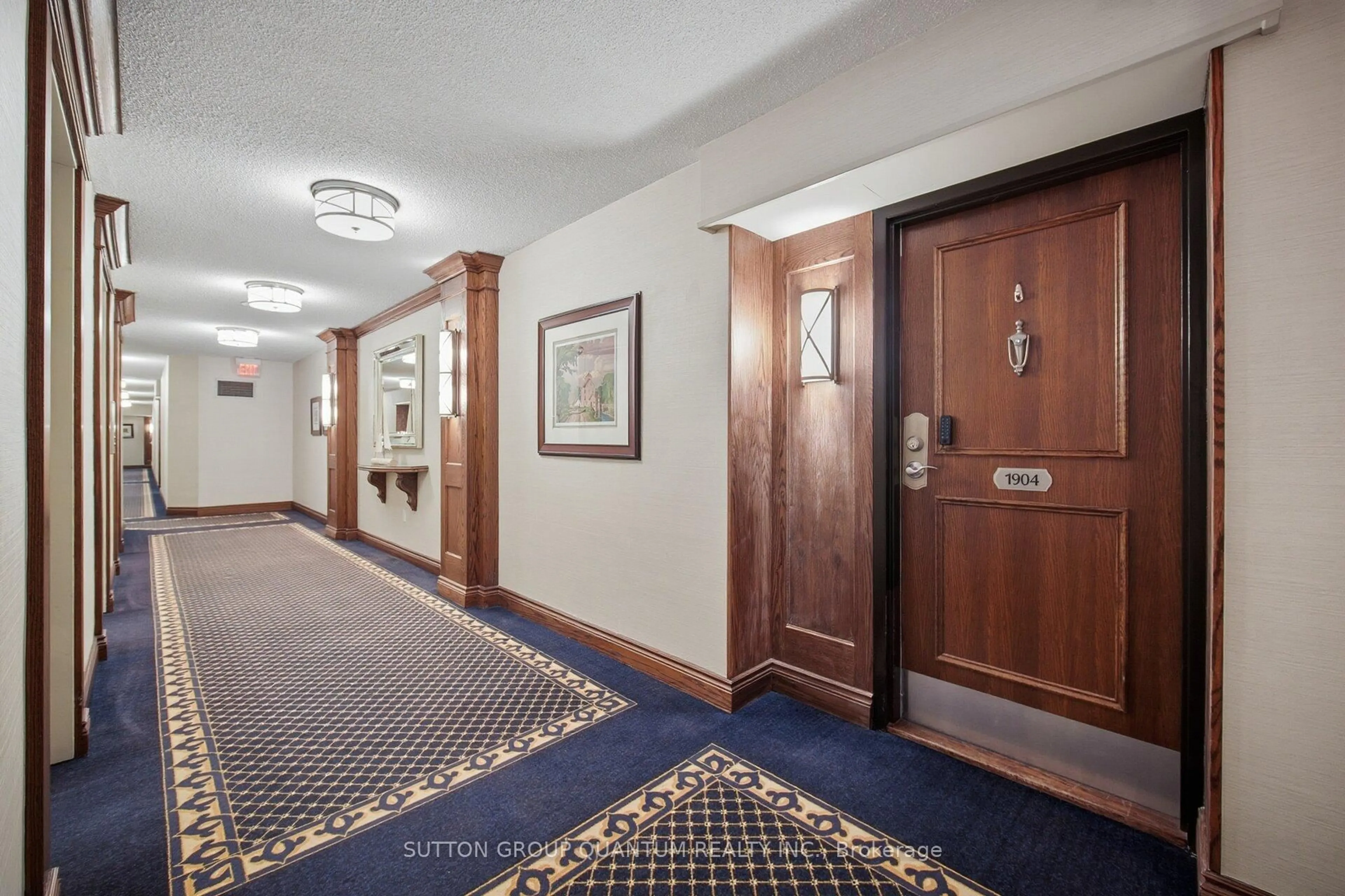 Indoor foyer for 2170 Marine Dr #1904, Oakville Ontario L6L 5V1