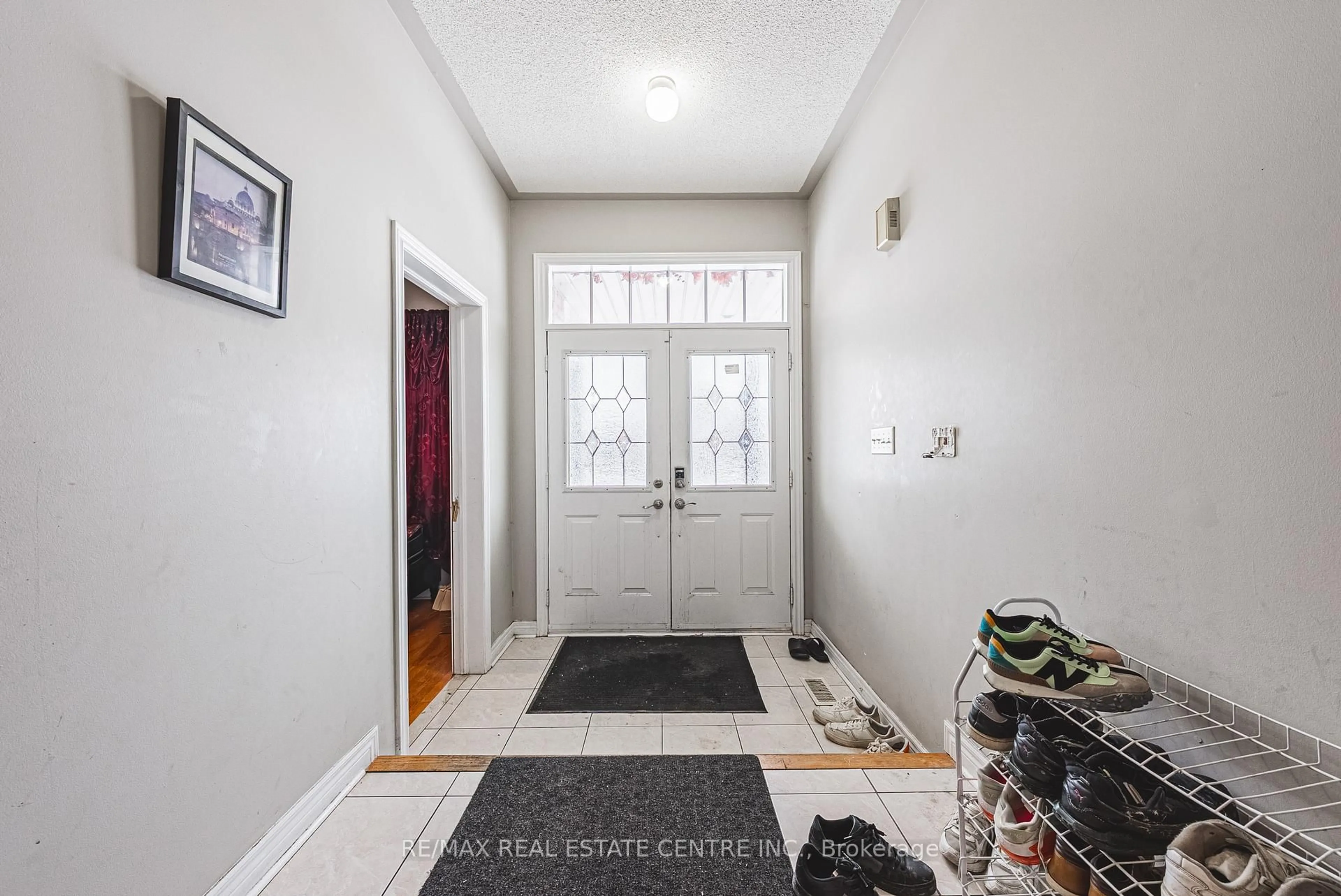 Indoor entryway for 66 Citadel Cres, Brampton Ontario L6P 1X8