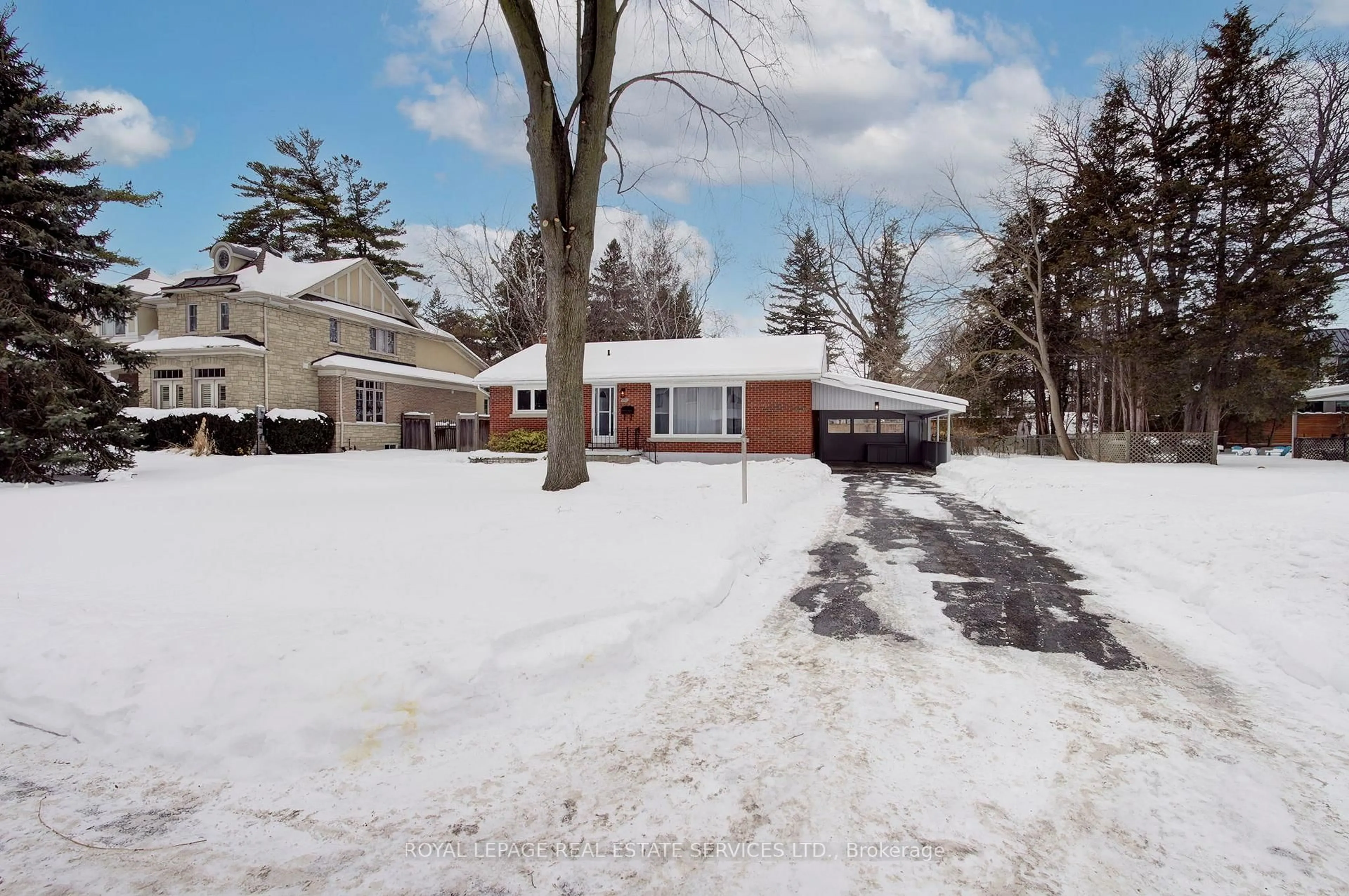 A pic from outside/outdoor area/front of a property/back of a property/a pic from drone, street for 1321 Duncan Rd, Oakville Ontario L6J 2P9