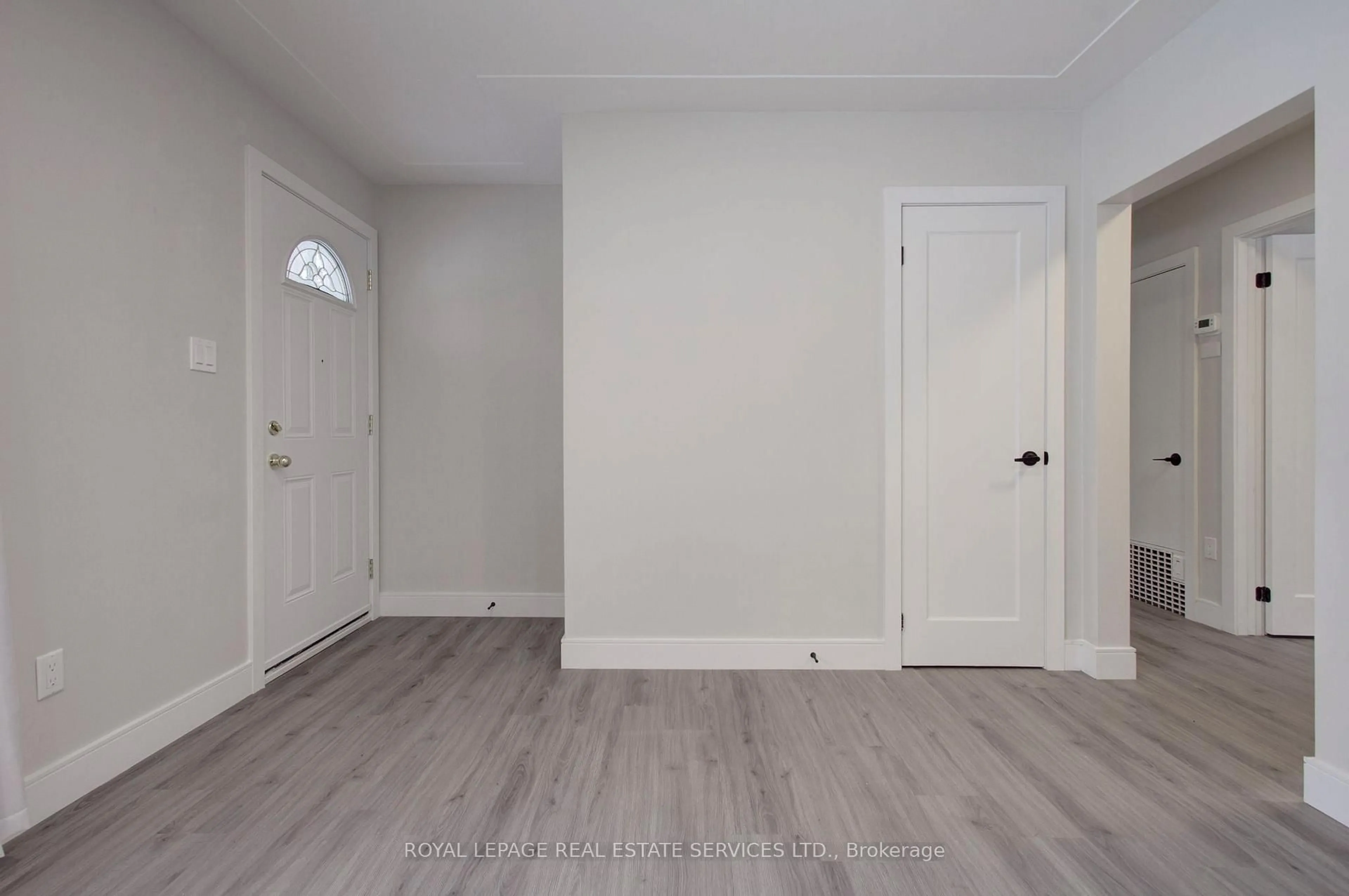 Indoor entryway for 1321 Duncan Rd, Oakville Ontario L6J 2P9