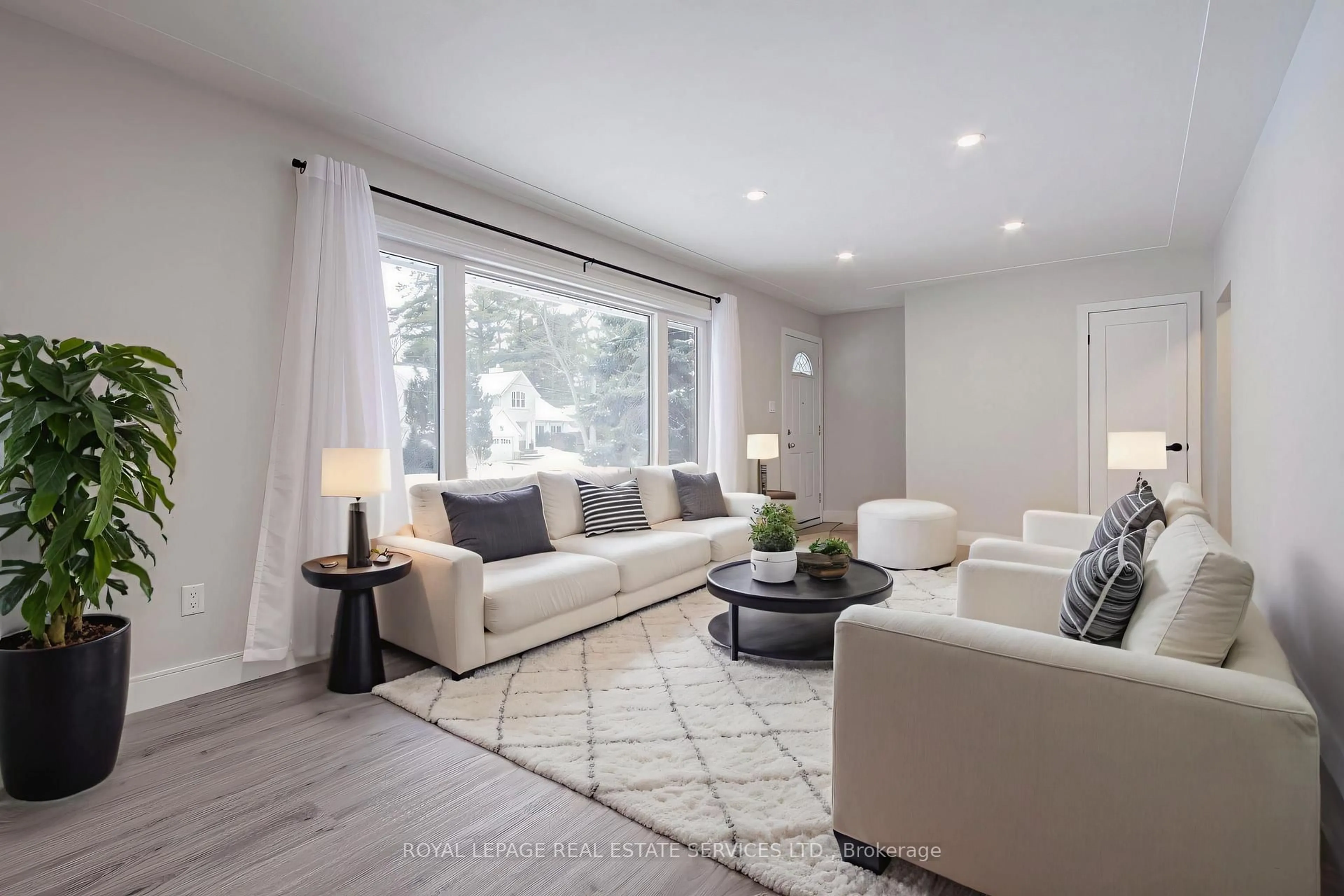 Living room with furniture, unknown for 1321 Duncan Rd, Oakville Ontario L6J 2P9