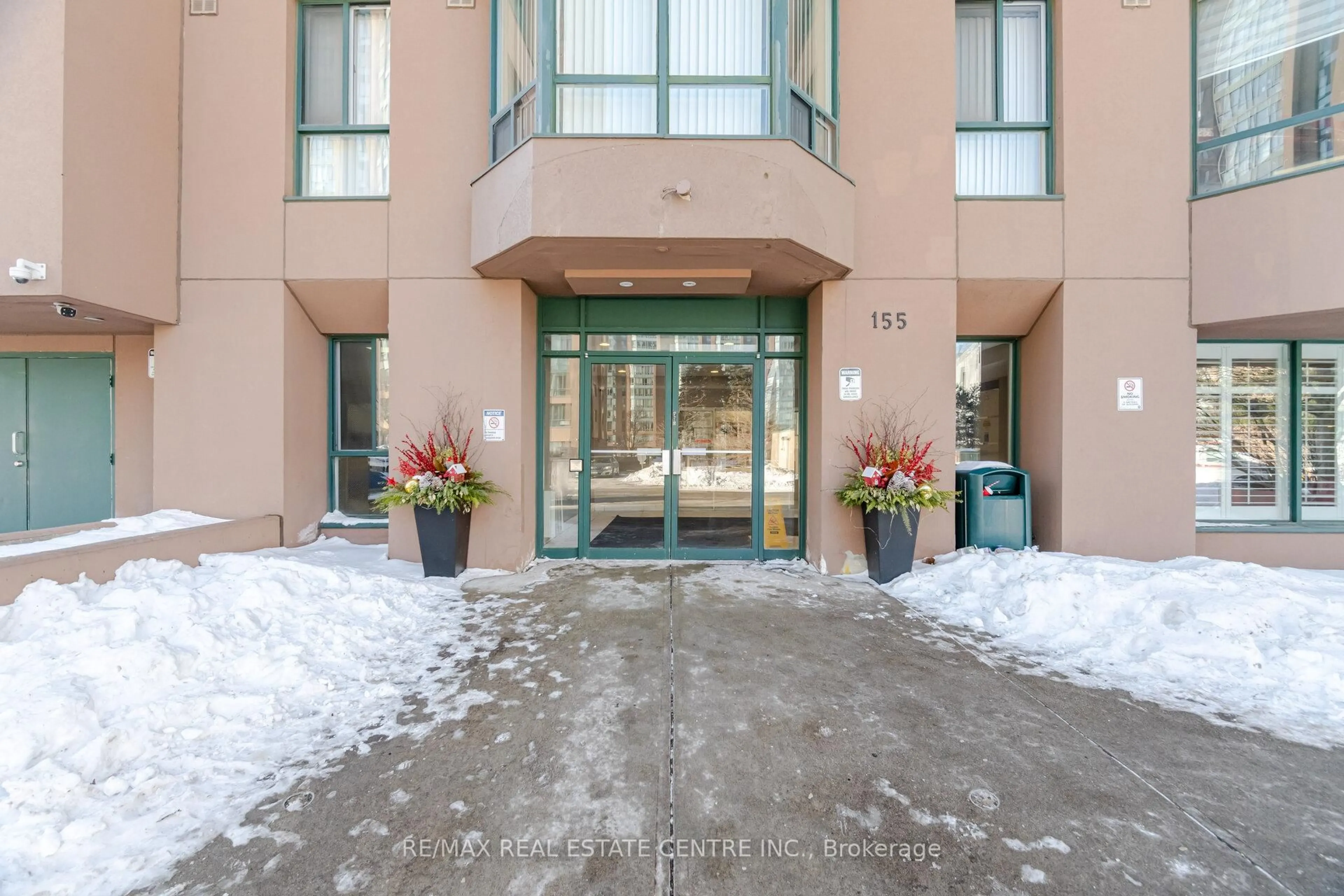 Indoor foyer for 155 Hillcrest Ave #409, Mississauga Ontario L5B 3Z2