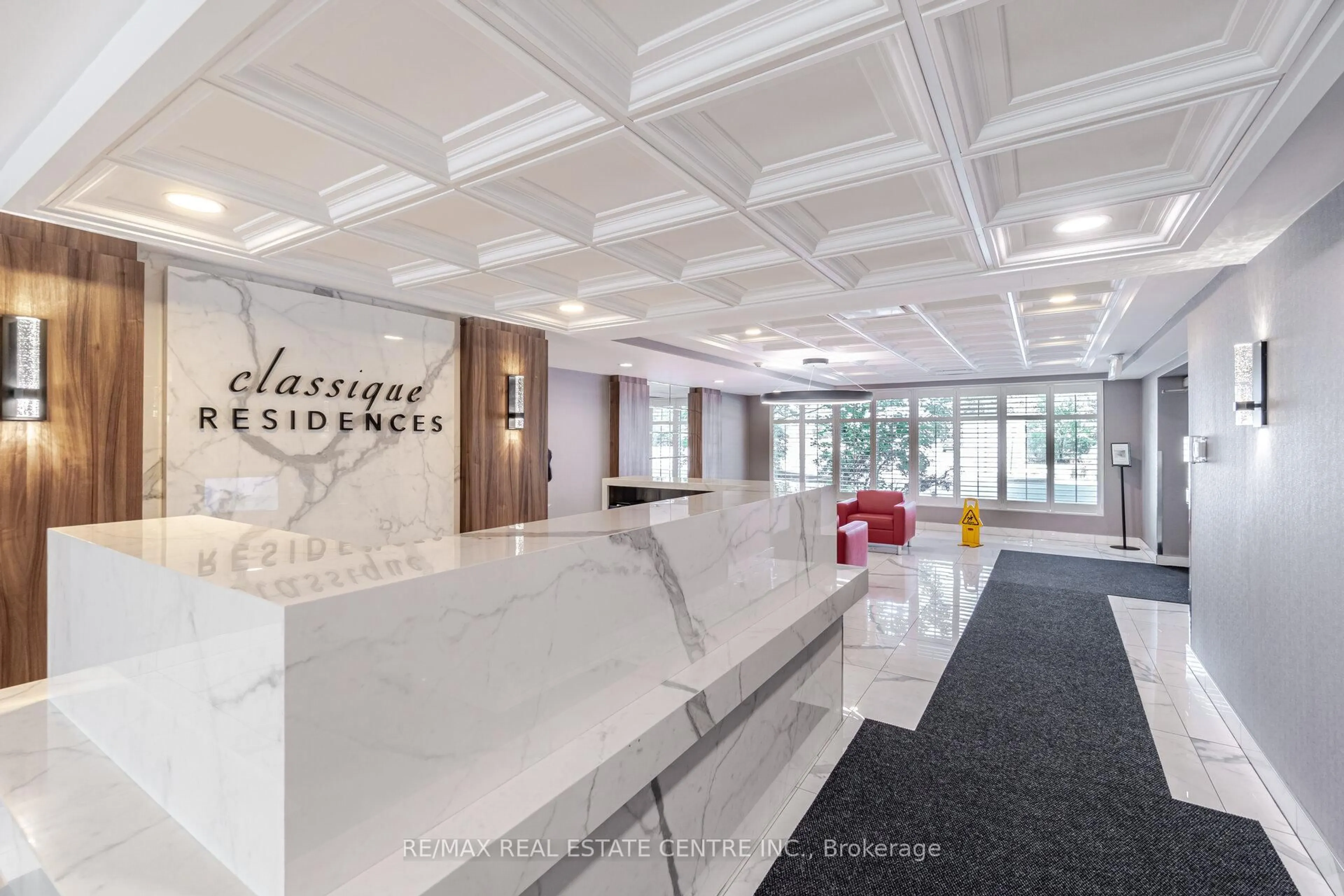 Indoor foyer for 155 Hillcrest Ave #409, Mississauga Ontario L5B 3Z2