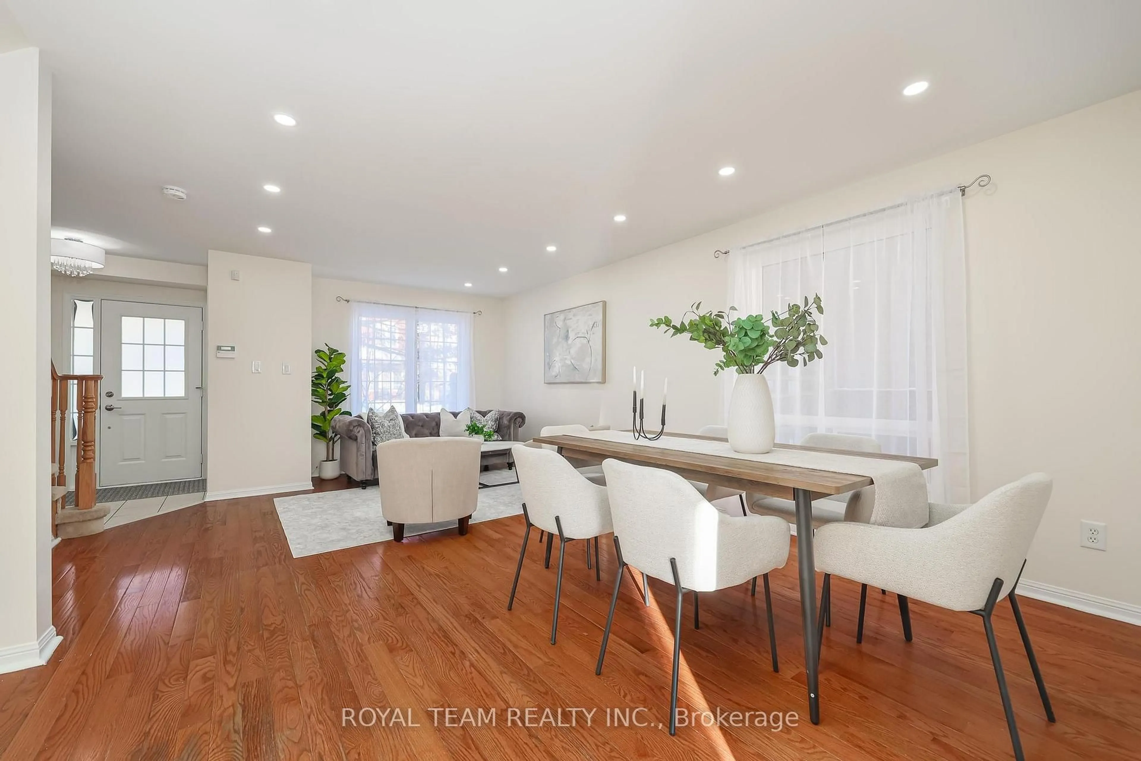 Dining room, wood/laminate floor for 2439 Hollybrook Dr, Oakville Ontario L6M 4S8