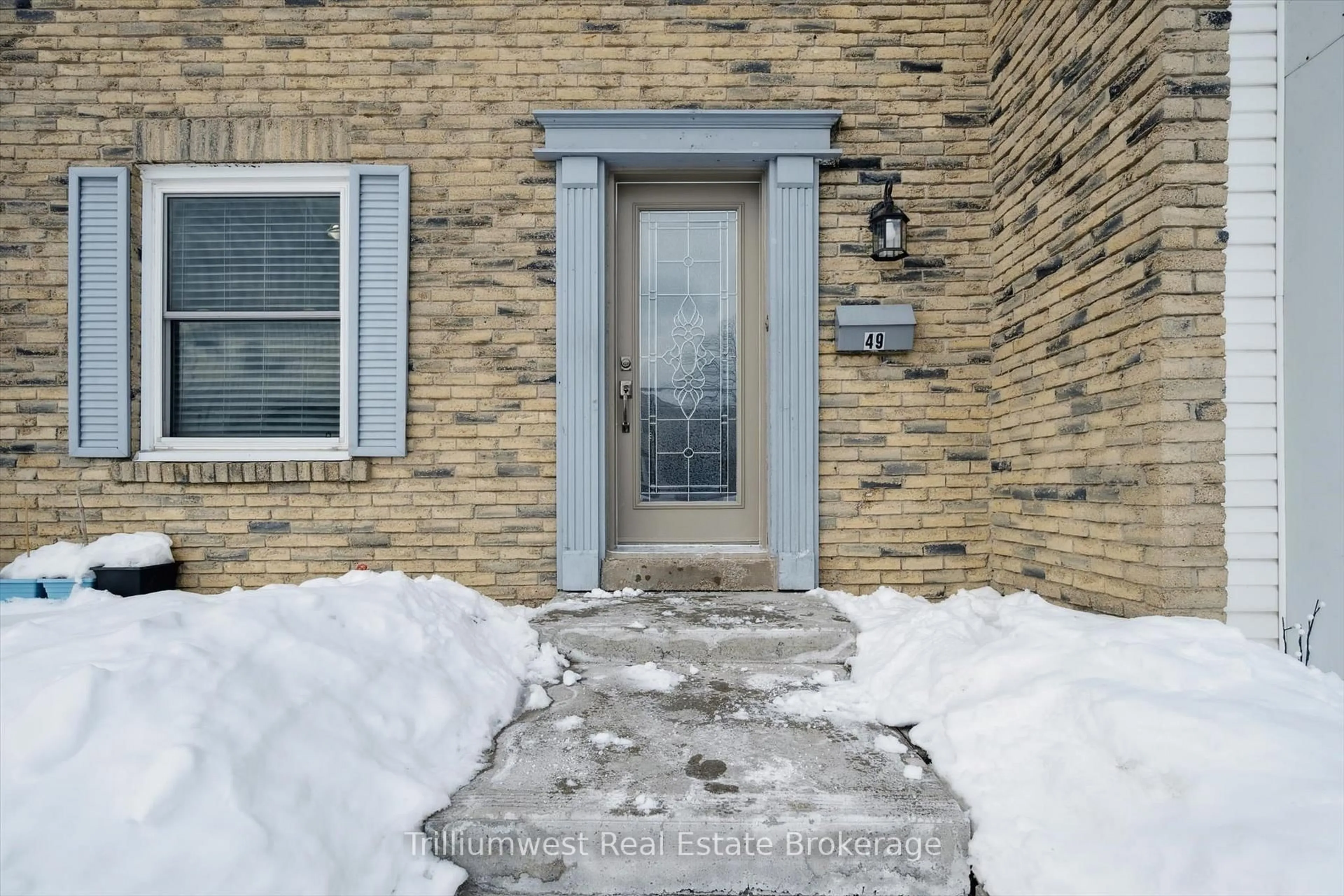 Indoor entryway for 900 Central Park Dr #49, Brampton Ontario L6S 3J6