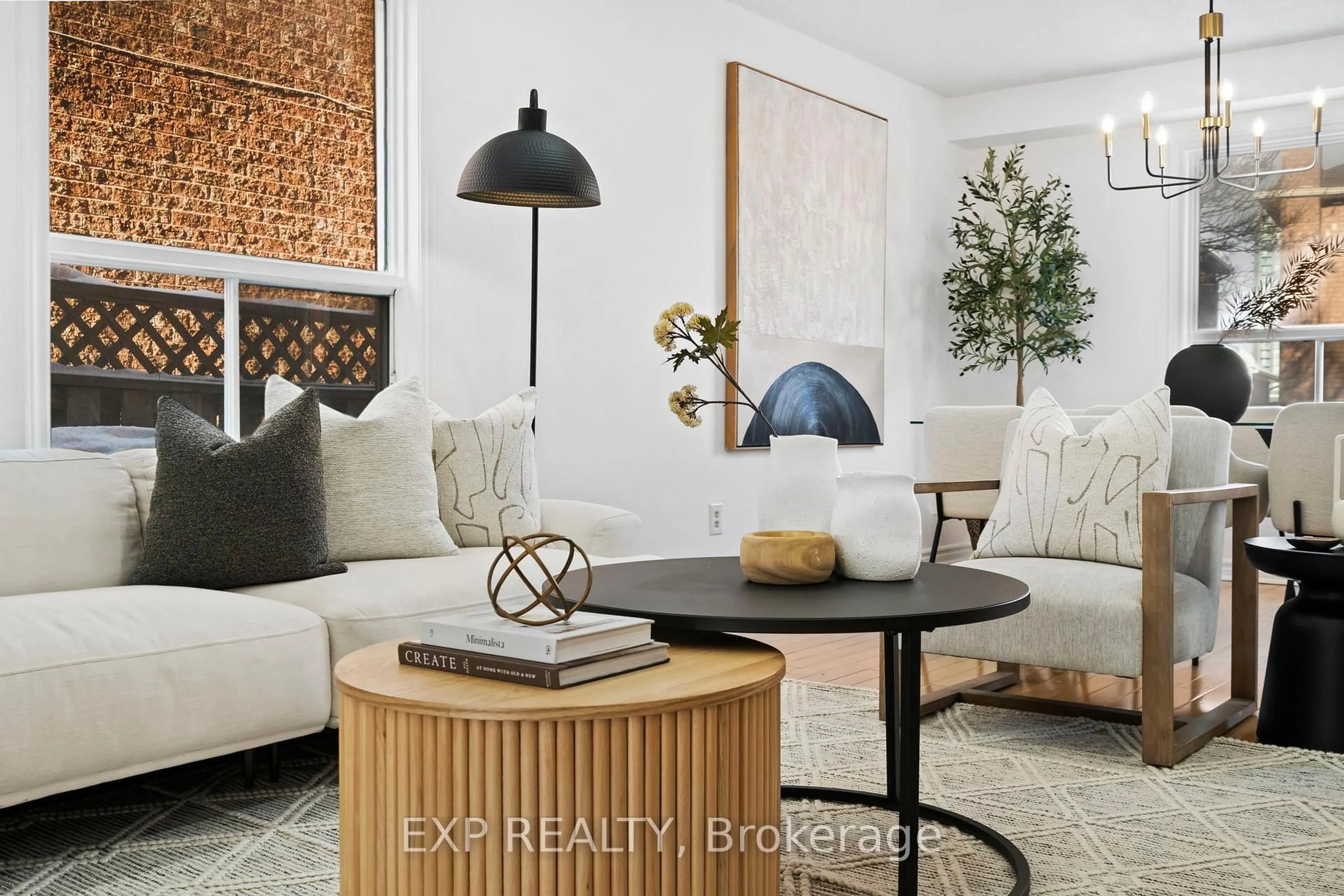 Living room with furniture, unknown for 5029 Willowood Dr, Mississauga Ontario L5R 3R5