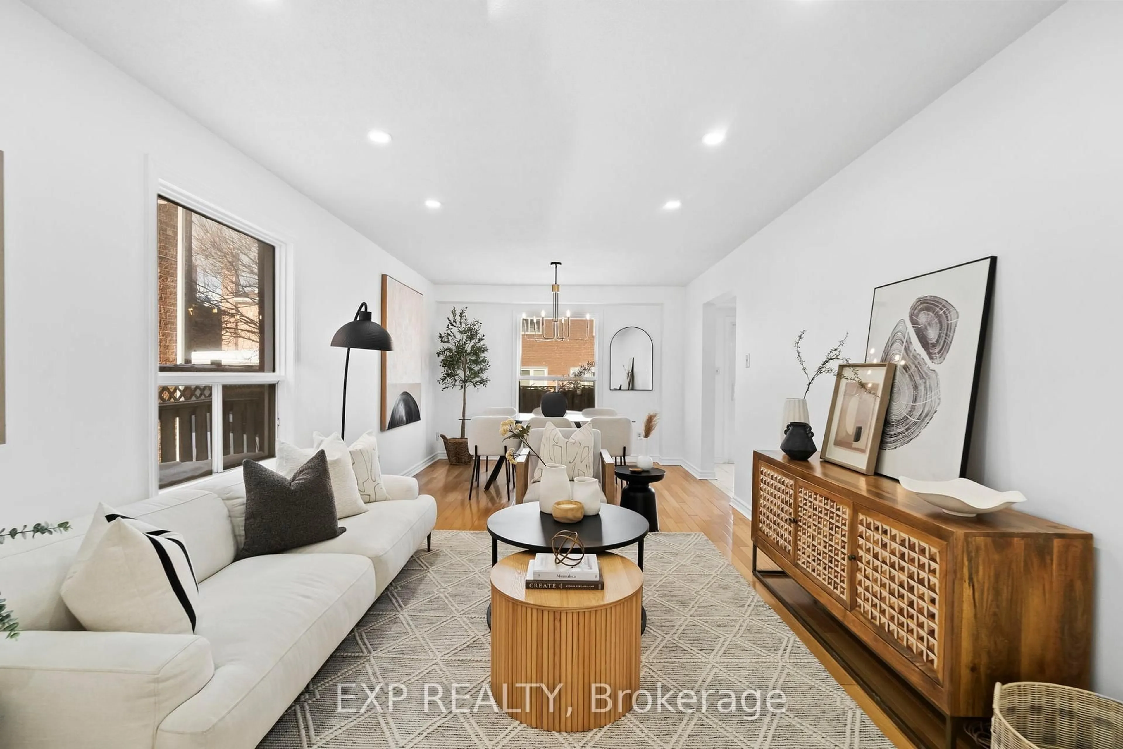 Living room with furniture, unknown for 5029 Willowood Dr, Mississauga Ontario L5R 3R5