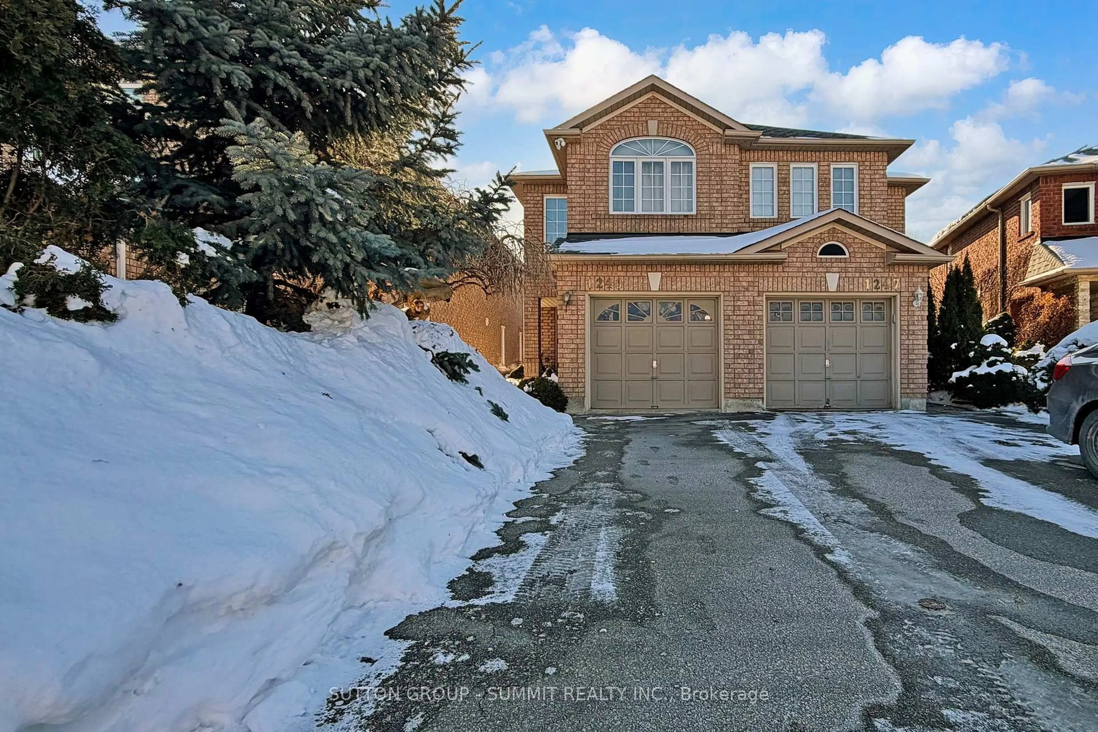 A pic from outside/outdoor area/front of a property/back of a property/a pic from drone, street for 1249 Foxglove Pl, Mississauga Ontario L5V 2N3