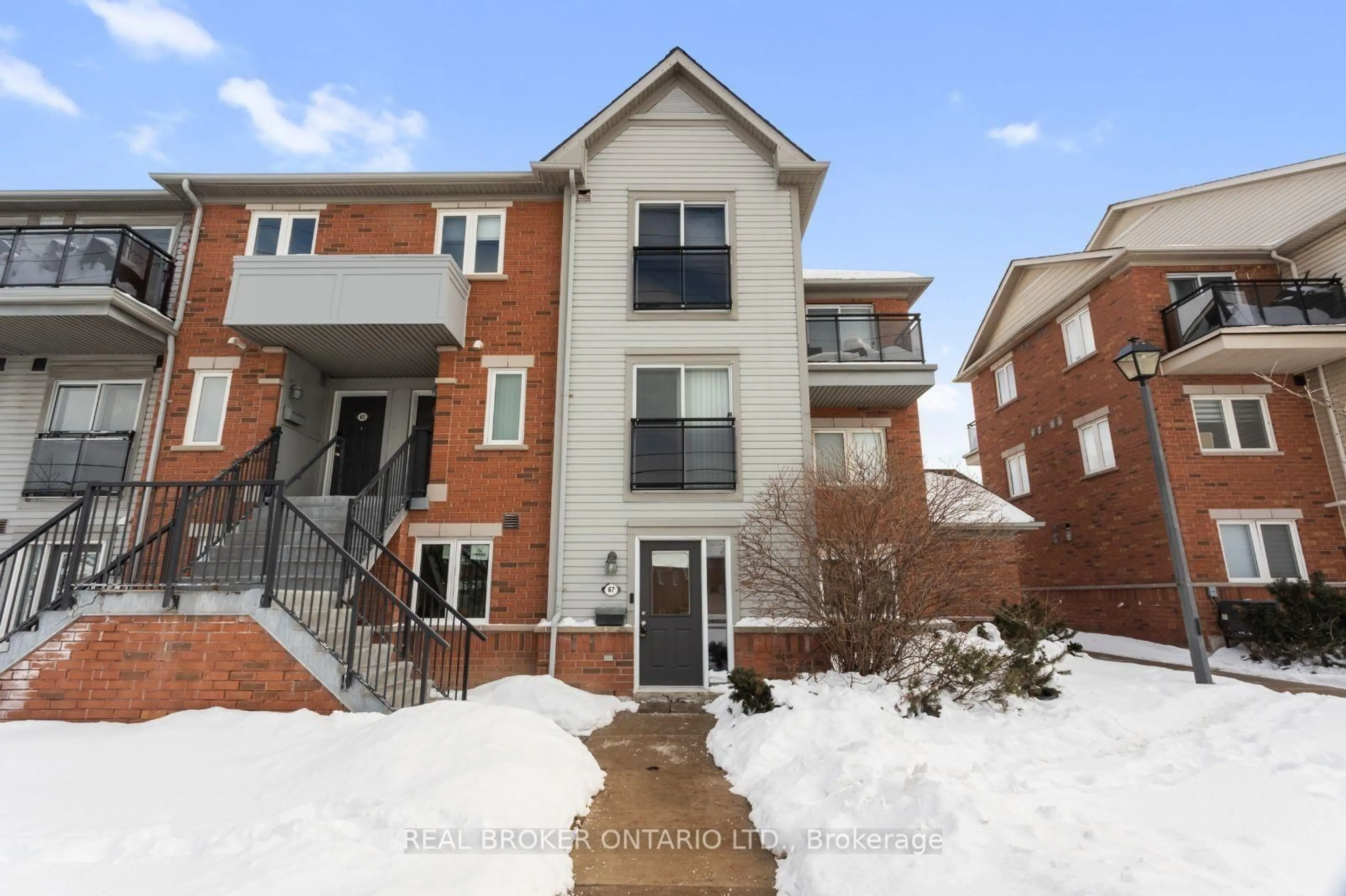 Home with brick exterior material, street for 4620 Guildwood Way #67, Mississauga Ontario L5R 4H4