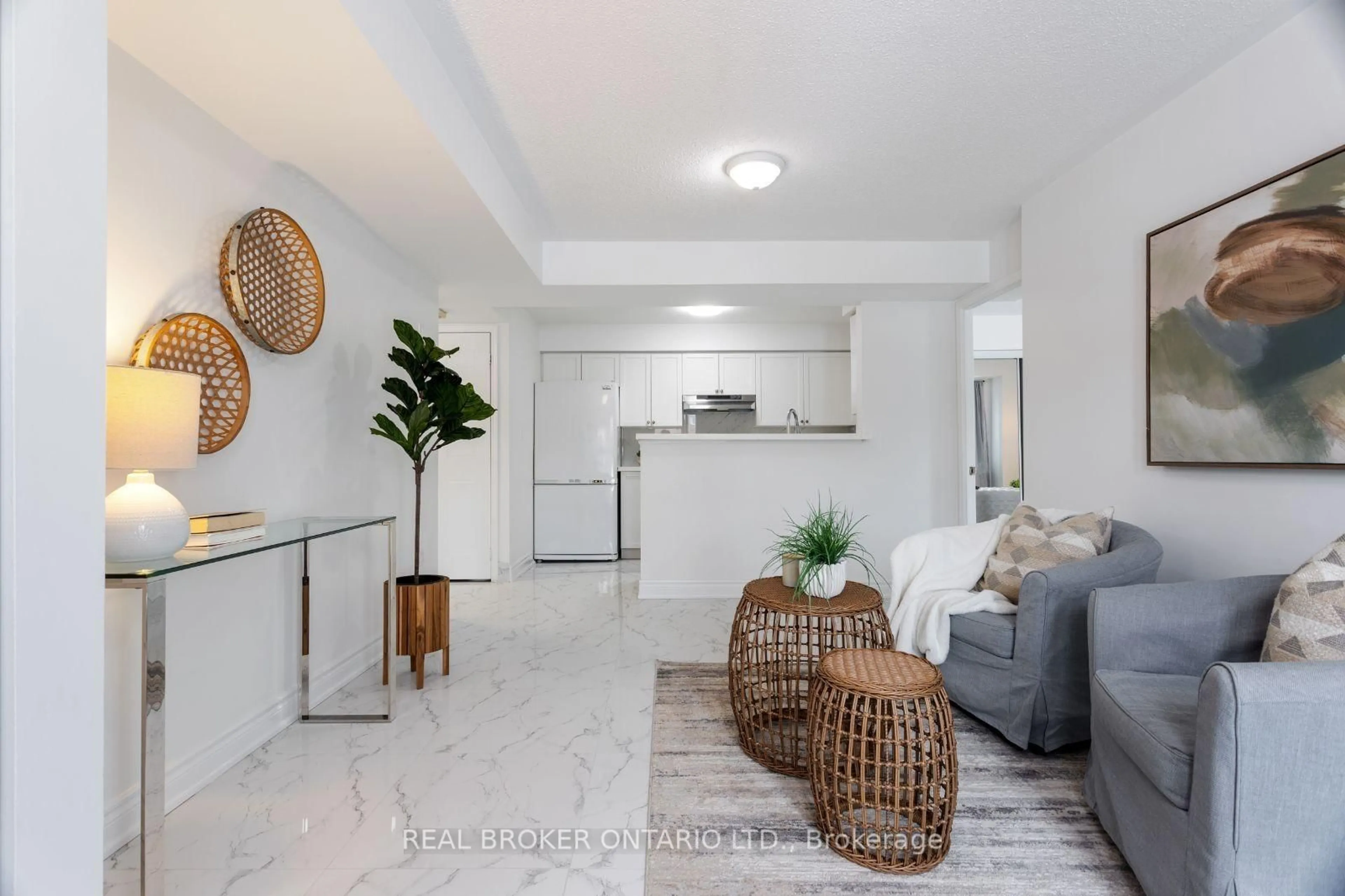 Living room with furniture, unknown for 4620 Guildwood Way #67, Mississauga Ontario L5R 4H4