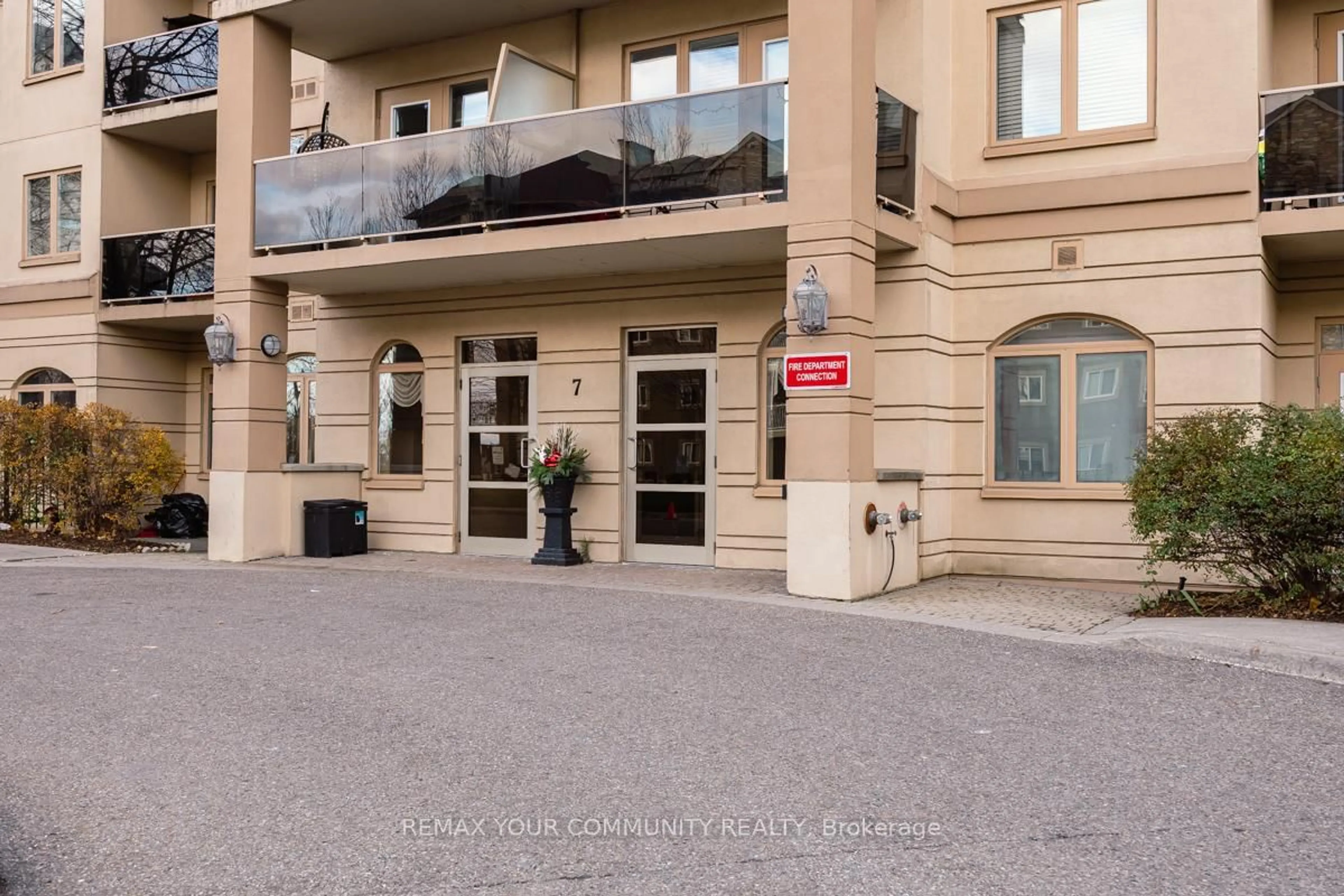 Indoor foyer for 7 Dayspring Circ #601, Brampton Ontario L6B 1P8