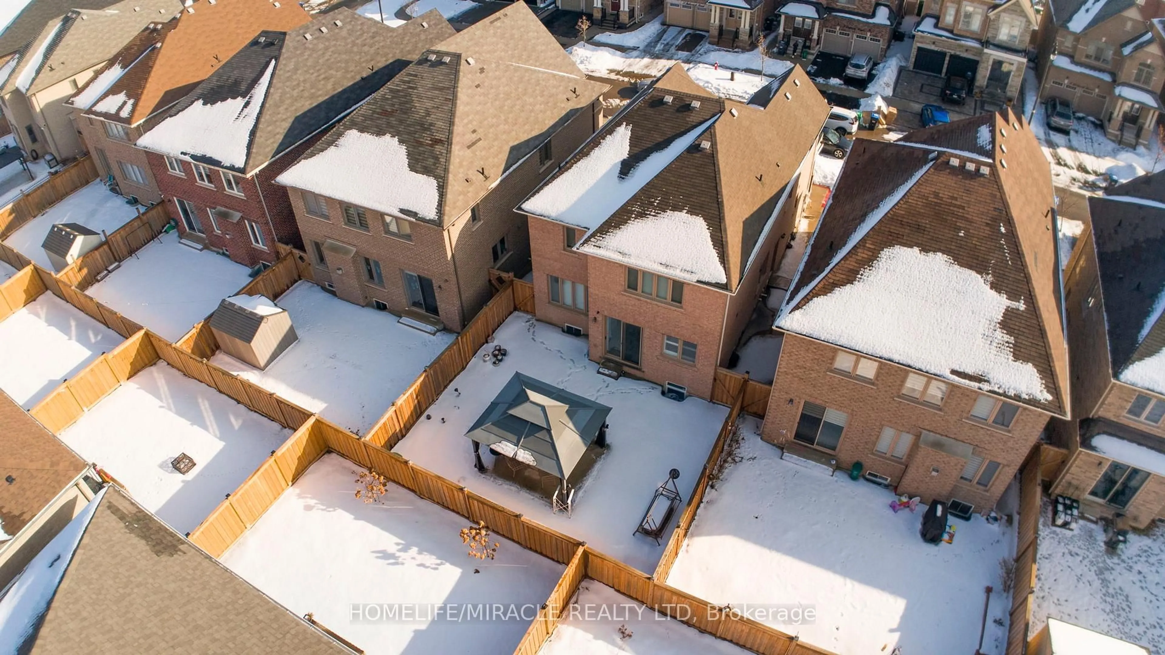A pic from outside/outdoor area/front of a property/back of a property/a pic from drone, city buildings view from balcony for 10 Dalecrest Rd, Brampton Ontario L6X 5N3