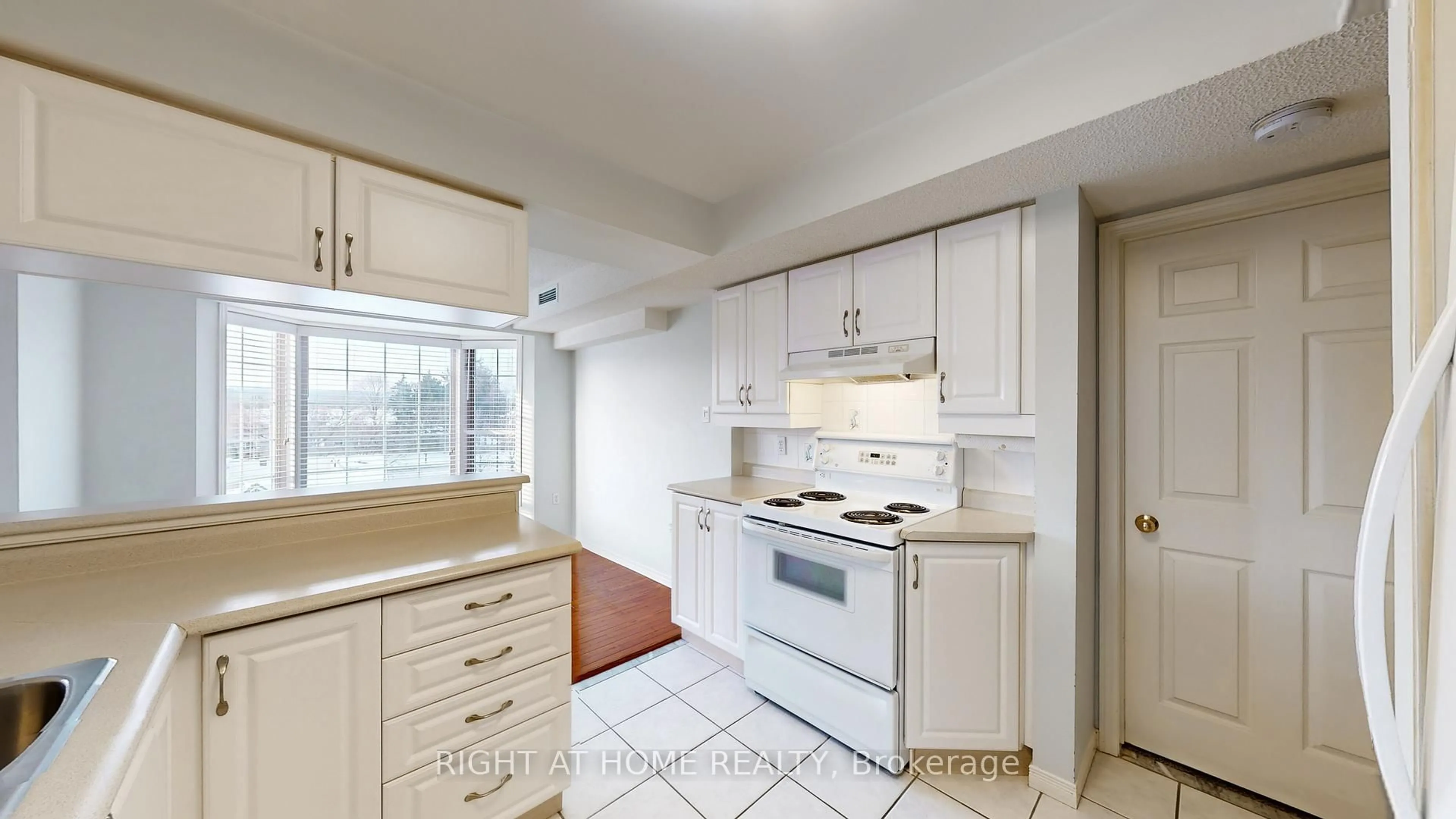 Standard kitchen, unknown for 216 Plains Road West Rd #D408, Burlington Ontario L7T 4K8