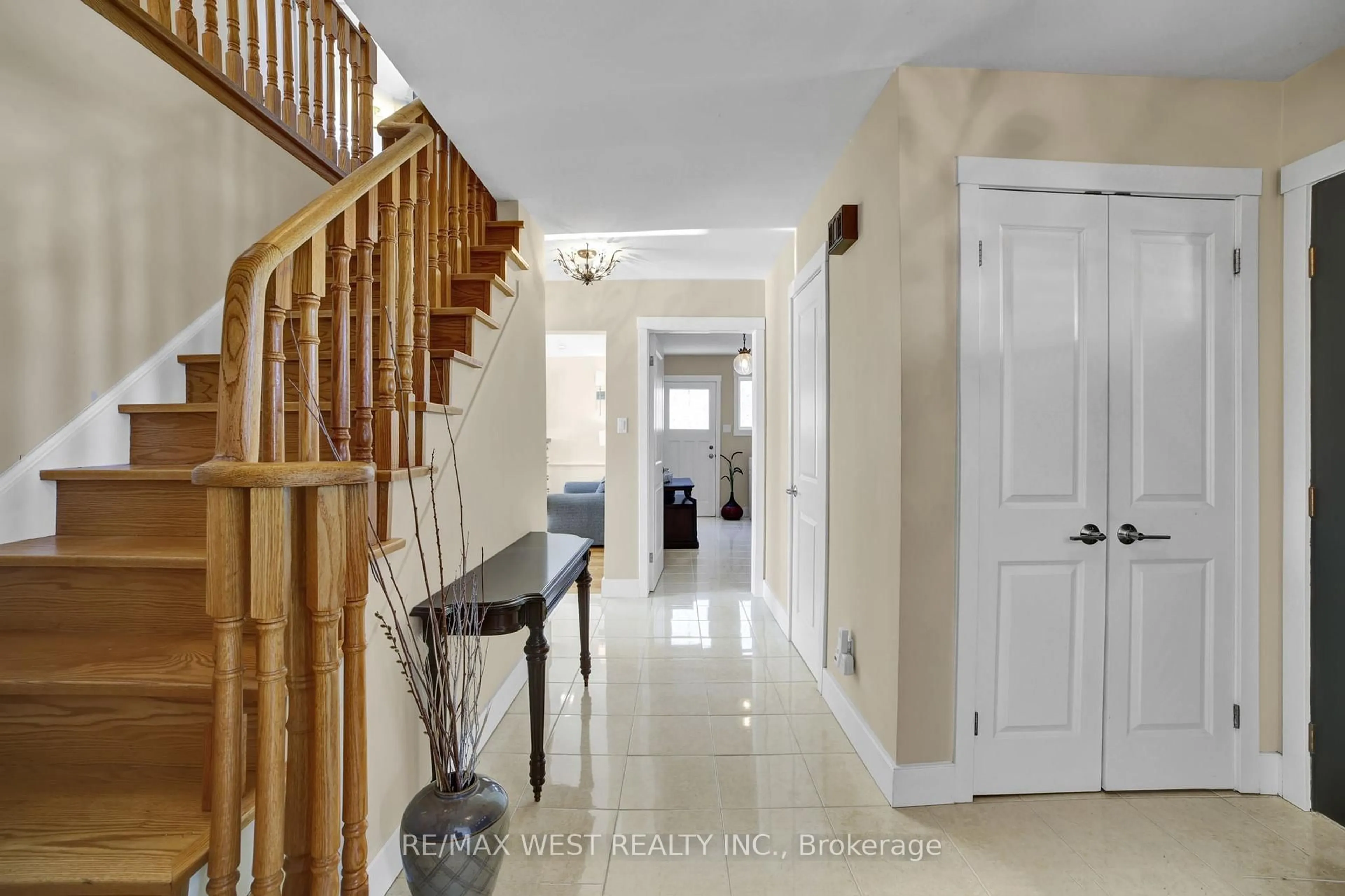 Indoor entryway for 306 Pinegrove Rd, Oakville Ontario L6K 3P9
