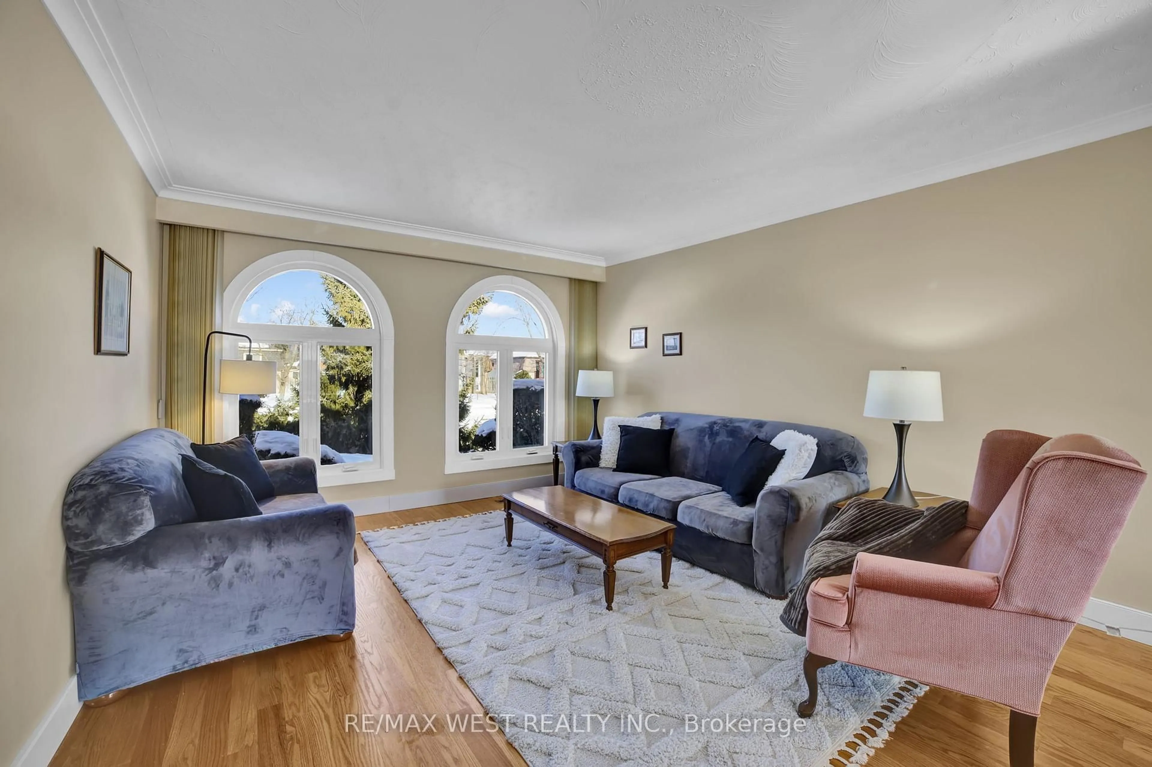 Living room with furniture, unknown for 306 Pinegrove Rd, Oakville Ontario L6K 3P9