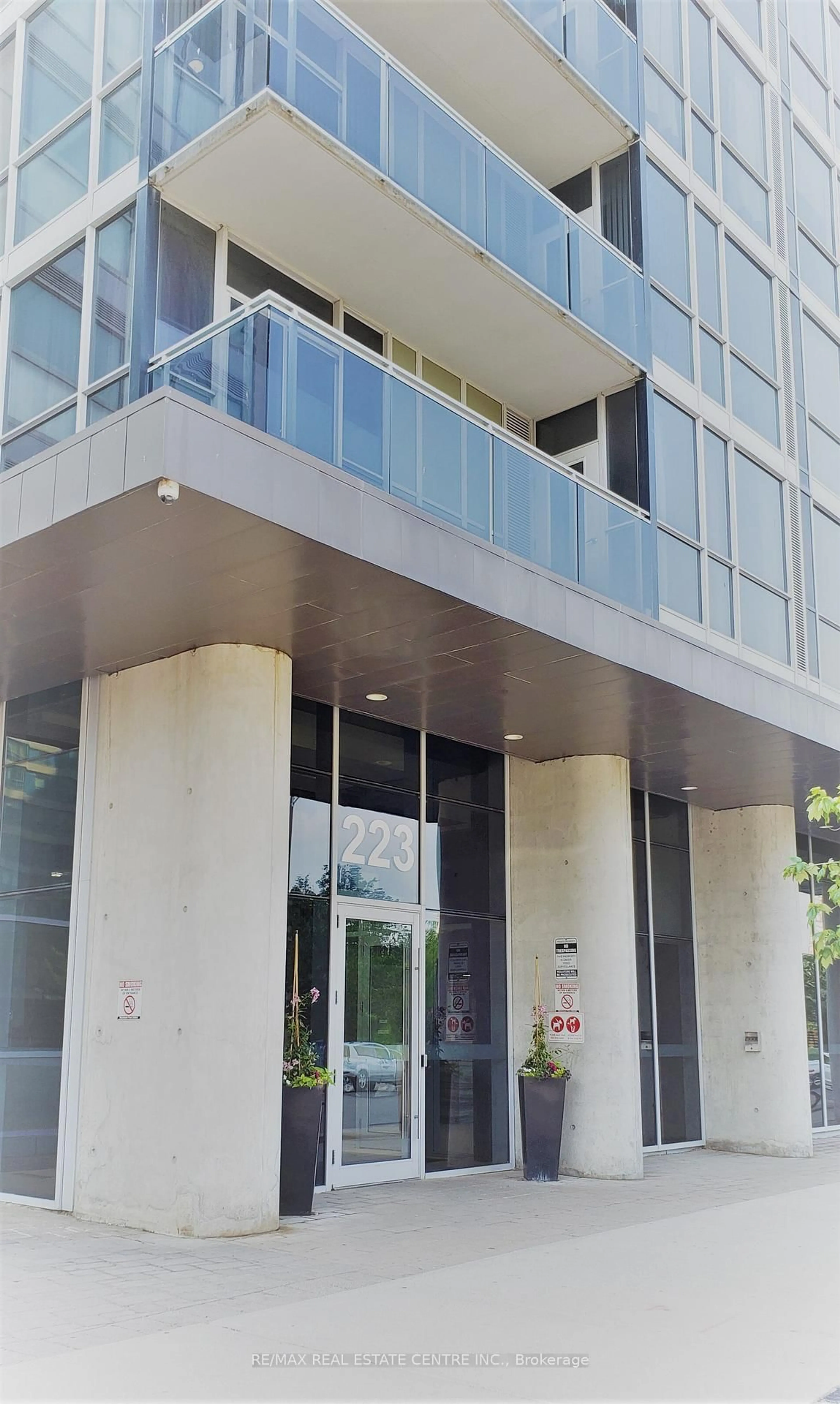 Indoor foyer for 223 Webb Dr #2209, Mississauga Ontario L5B 0E8